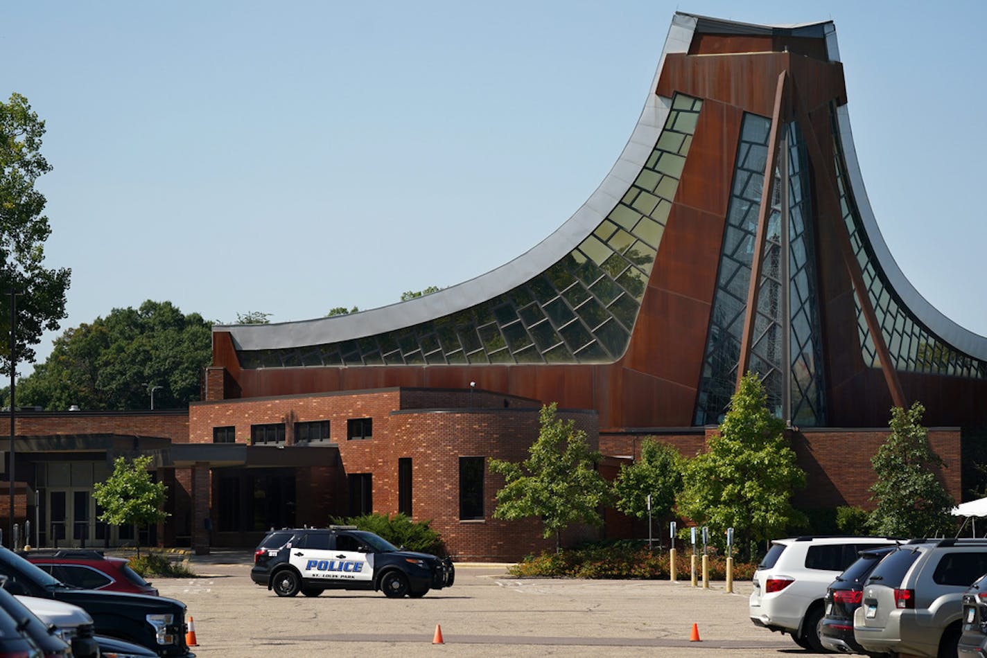 A St. Louis Park Police squad car and camera pole sat in the parking lot of the Beth El Synagogue Friday after the Anti-Defamation League regional office in Chicago "received a specific threat of physical violence via its website directed at a Beth El Synagogue." ] ANTHONY SOUFFLE • anthony.souffle@startribune.com