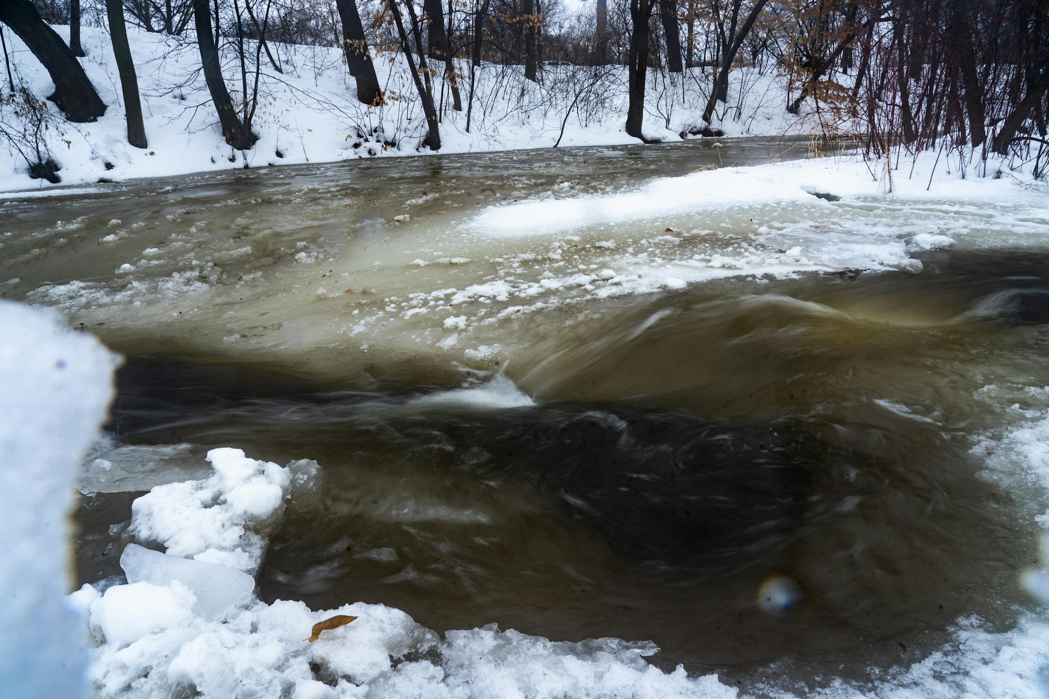 Meltwater swirls over ice and snow at Minnehaha Falls. ] MARK VANCLEAVE ¥ Rain and warm temperatures continued to melt an unusually deep snowpack across the Twin Cities on Wednesday, Mar 13, 2019.