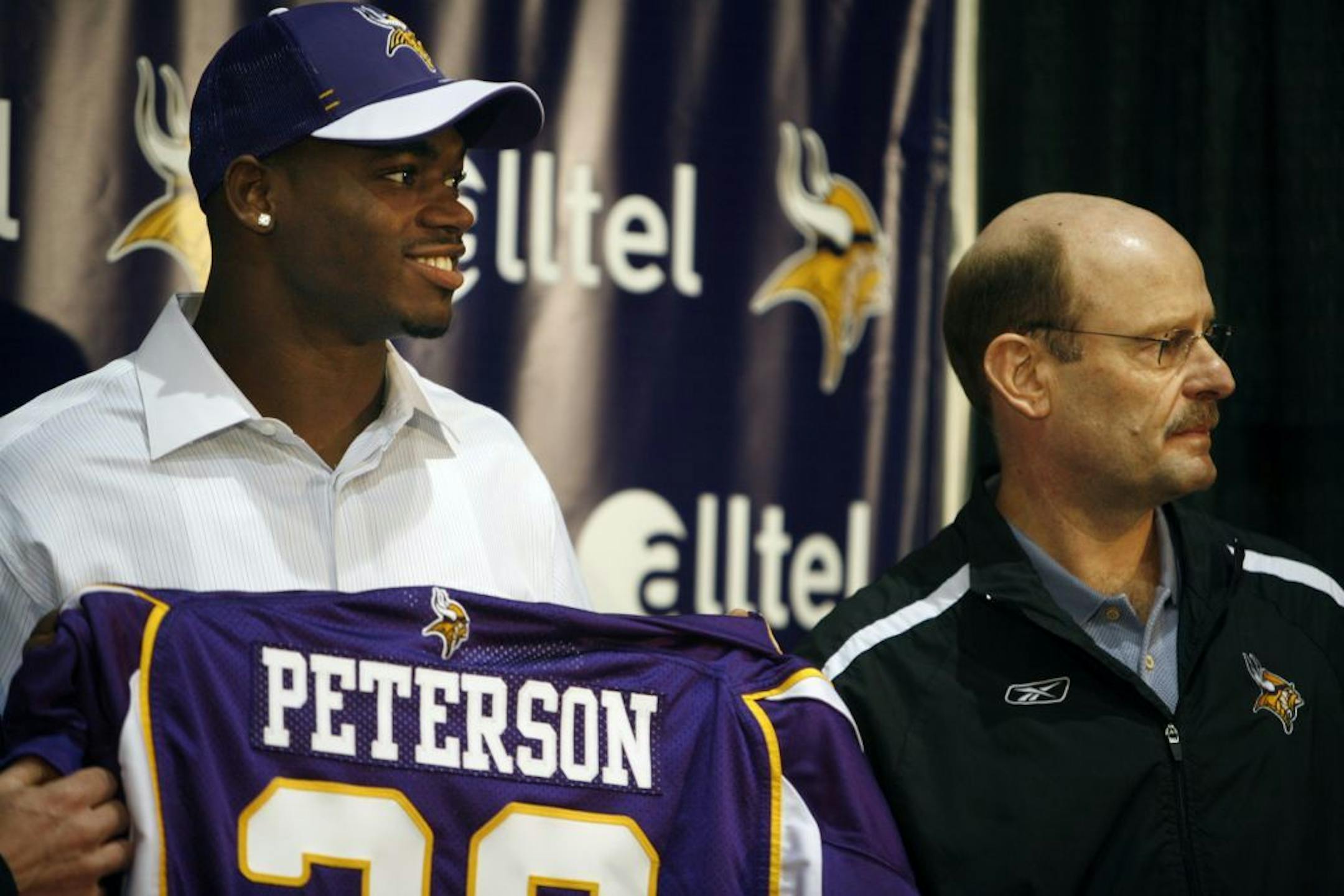 Richard Tsong-Taatarii/rtsong-taatarii@startribune.com Eden Prairie, MN;4/29/07; At the Vikings' practice facility, Vikings first round draft pick Adrian Peterson and head coach Brad Childress address the media. GENERAL INFORMATION: The vikings will introduce their draft picks, including top pick Adrian Peterson, at 9:30 am.