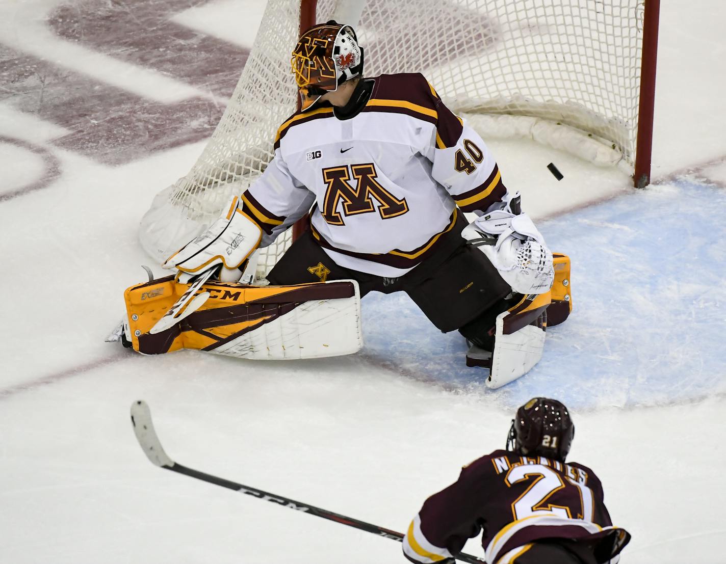 Minnesota-Duluth Bulldogs forward Noah Cates (21) put the Minnesota-Duluth Bulldogs on the board as he scored a goal on Minnesota Golden Gophers goaltender Mat Robson (40) in the second period. ] AARON LAVINSKY &#x2022; aaron.lavinsky@startribune.com The University of Minnesota Golden Gophers men's hockey team played the University of Minnesota-Duluth Bulldogs on Sunday, Oct. 7, 2018 at the 3M Arena at Mariucci in Minneapolis, Minn.