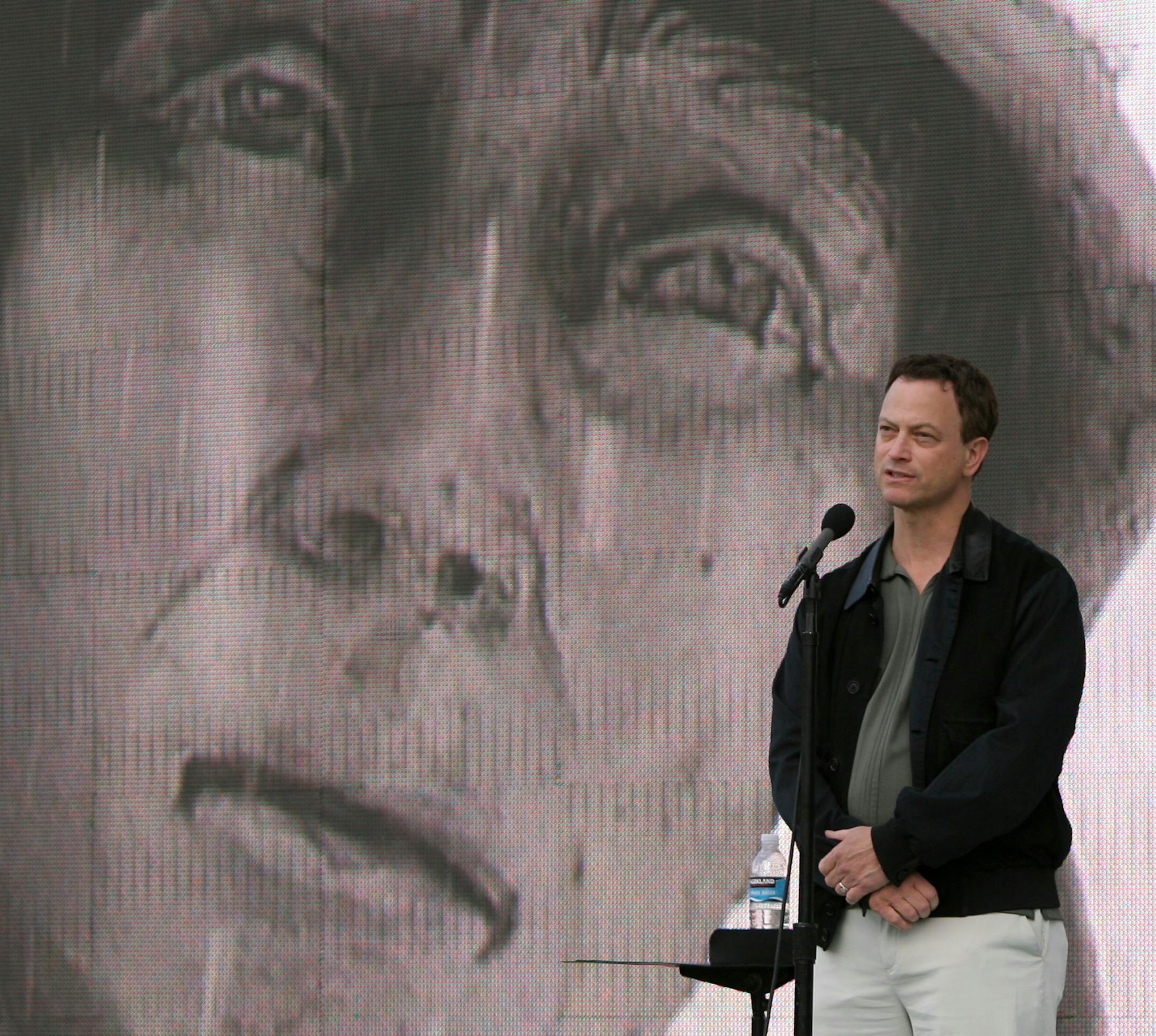 Actor Gary Sinise rehearses for the 19th Annual PBS National Memorial Day Concert on Capitol Hill in Washington Saturday, May 24, 2008. (AP Photo/Luis M. Alvarez)