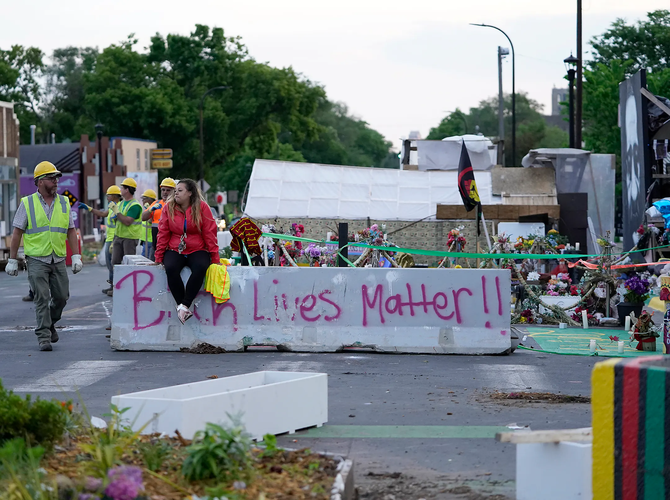 Municipal workers clear south Minneapolis intersection where George ...