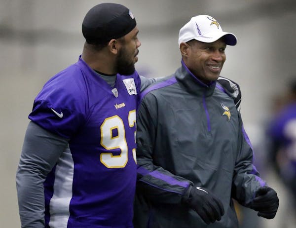Kevin Williams (93) and coach Leslie Frazier