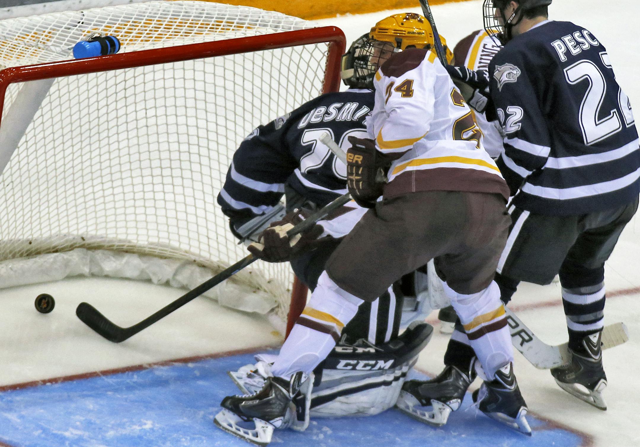 Minnesota Gophers vs.New Hampshire Wildcats mens hockey. Minnesota's Hudson Fasching (24) tapped in a goal in 2nd period action. . (MARLIN LEVISON/STARTRIBUNE(mlevison@startribune.com)