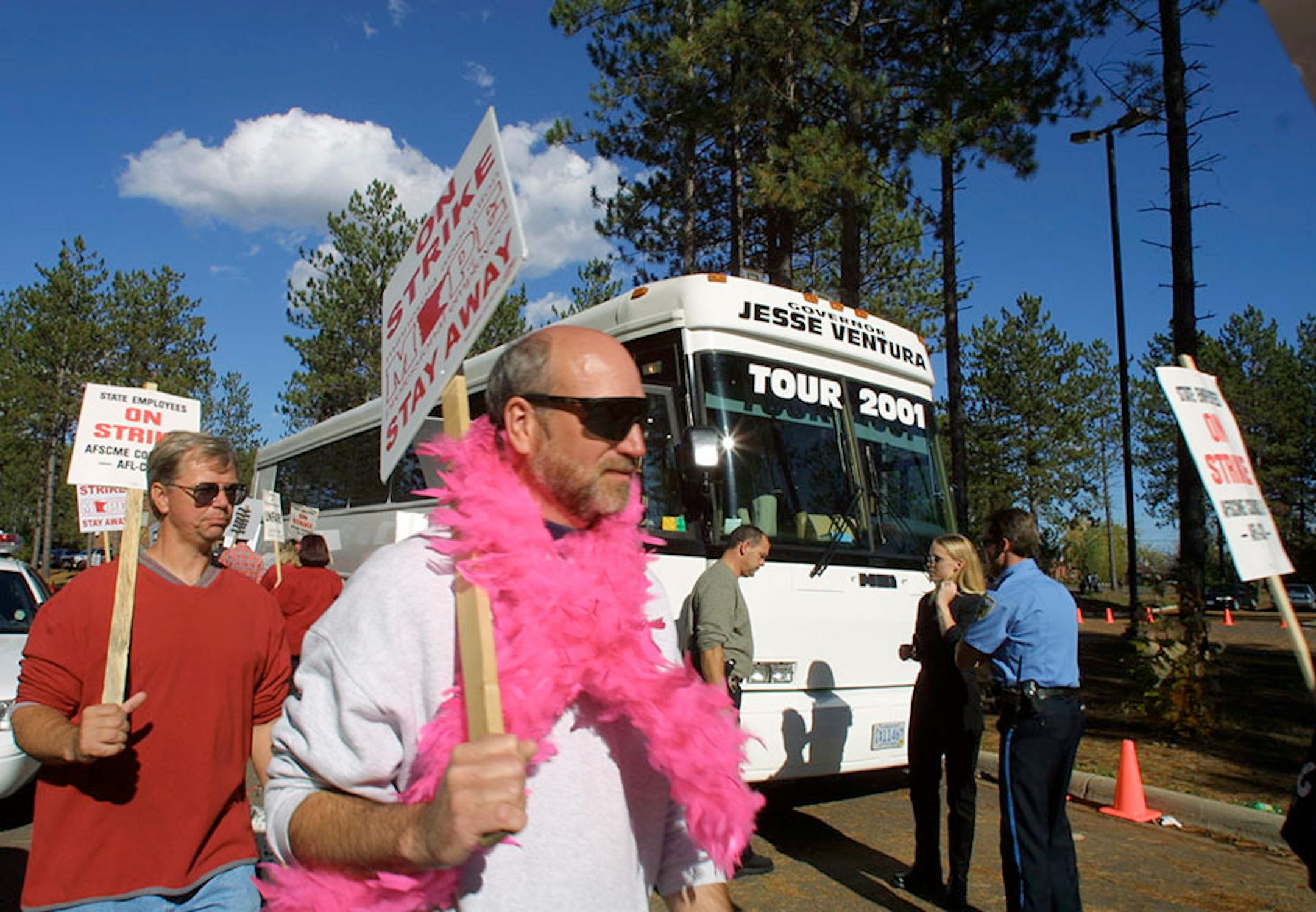 Fond du Lac Tribal & Community College was visited by Minnesota Gov. Jesse Ventura today. As he spoke inside the college strikers picketted his bus. Craig Sterle a DNR Forestry worker in Cloquet sported a Jesse style boa.