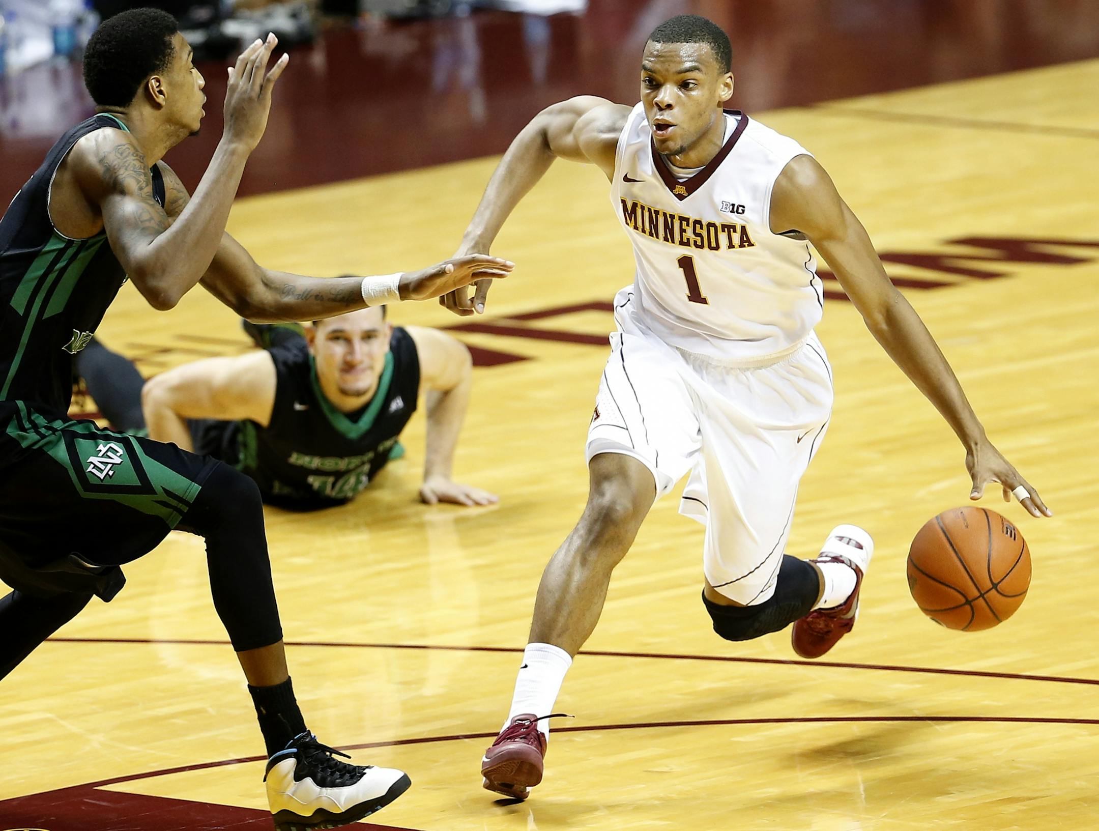 Gophers guard Andre Hollins dribbled up the court against North Dakota in the first half.