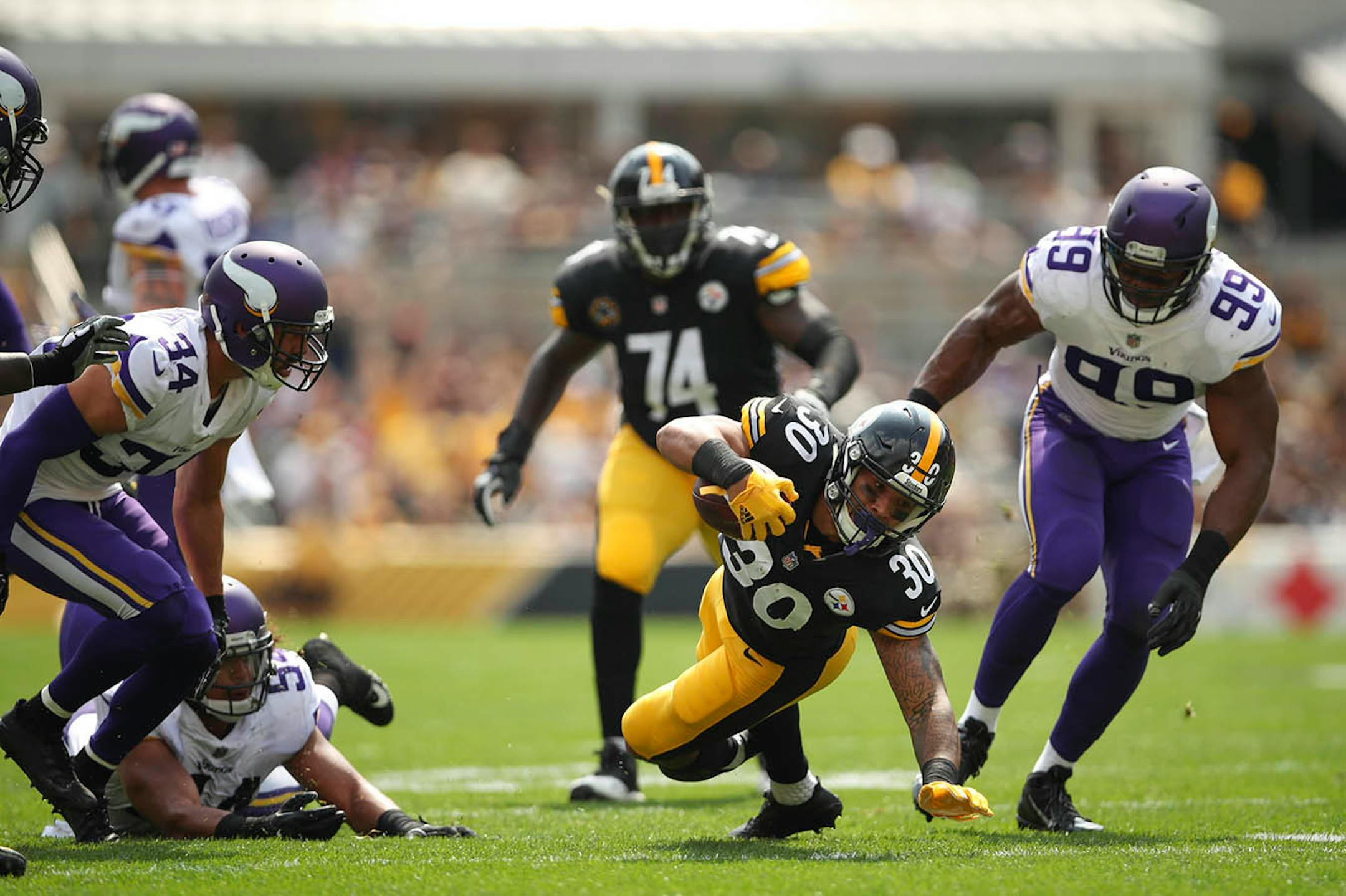 The Steelers' James Conner with a first quarter carry.