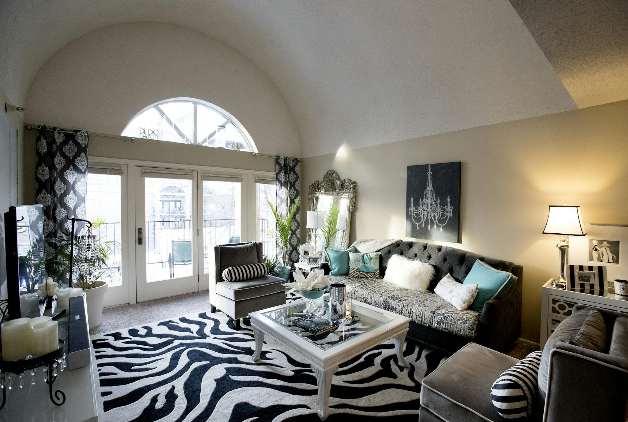 Living room at the apartment of designer Sue Hunter. ] CARLOS GONZALEZ cgonzalez@startribune.com - December 19, 2016, Minnetonka, MN, A designer finds herself renting an apartment between long-term homes and shows what can be done to infuse personal style into a rental. Sue Hunter