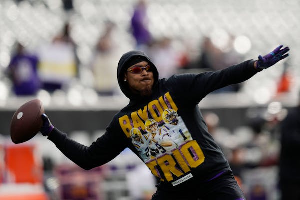 Vikings receiver Justin Jefferson wore shirt honoring with his former LSU teammates Joe Burrow and Ja’Marr Chase during warmups in Cincinnati on Sat
