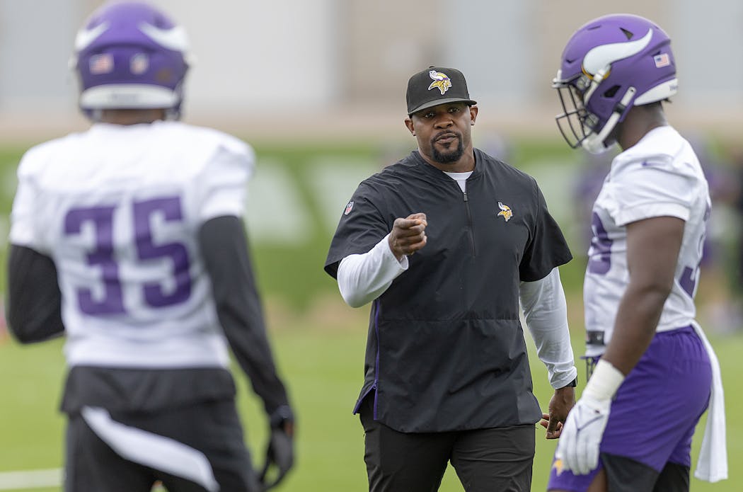 Brian Flores’ defensive scheme “empowers players,” said Vikings offensive coordinator Wes Phillips said. 