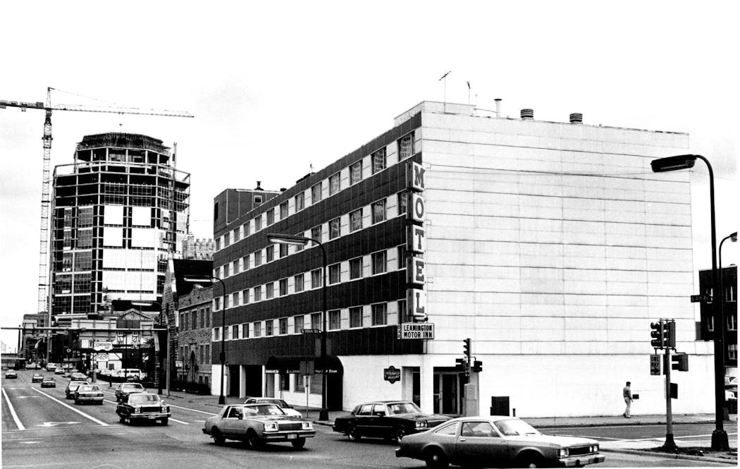 The Leamington Motor Inn at the corner of 4th Avenue and 10th Street, photographed in 1983. It has since been demolished and a garden now occupies the site.