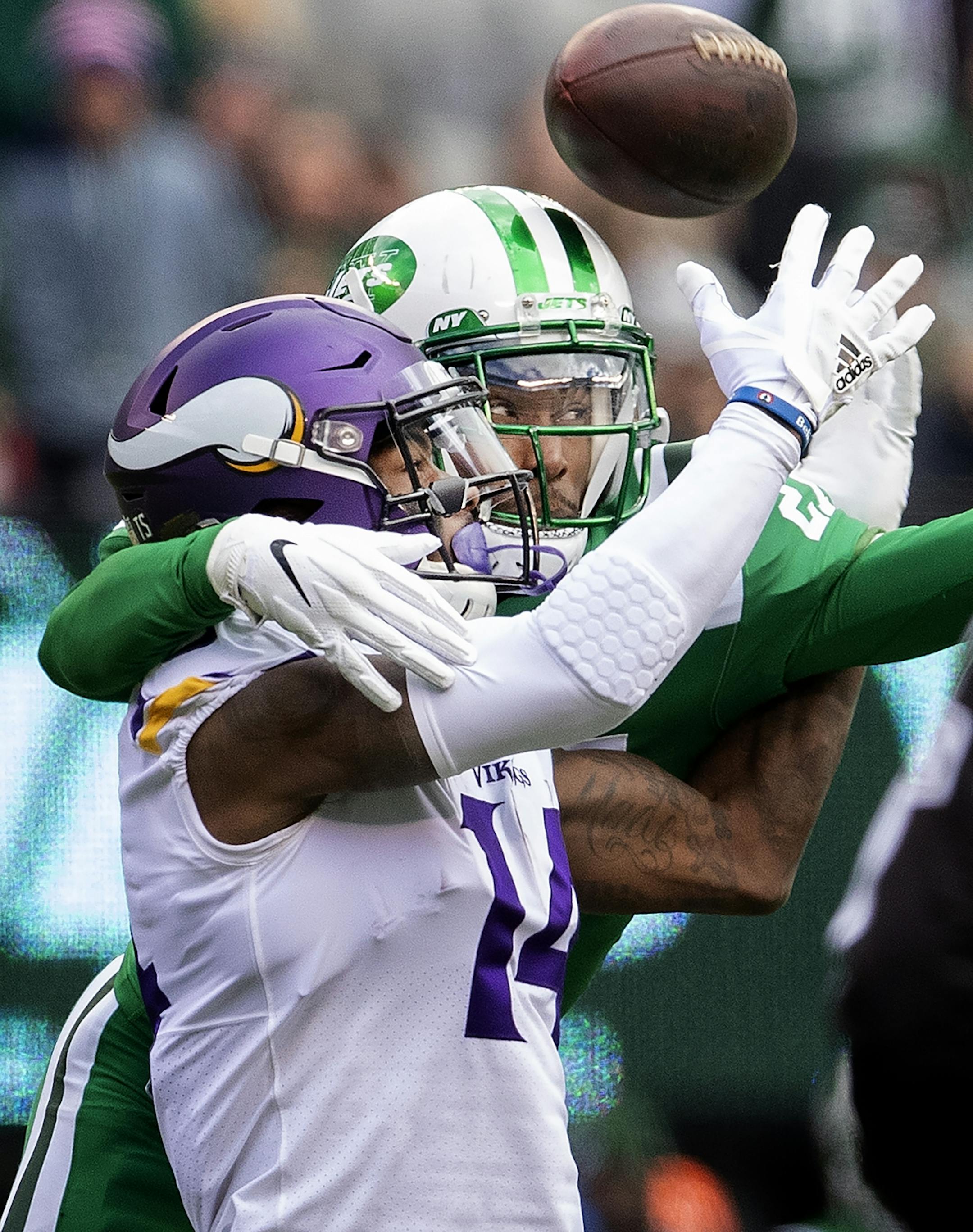 Darryl Roberts (27) broke up a pass intended for Stefon Diggs in the first quarter.
