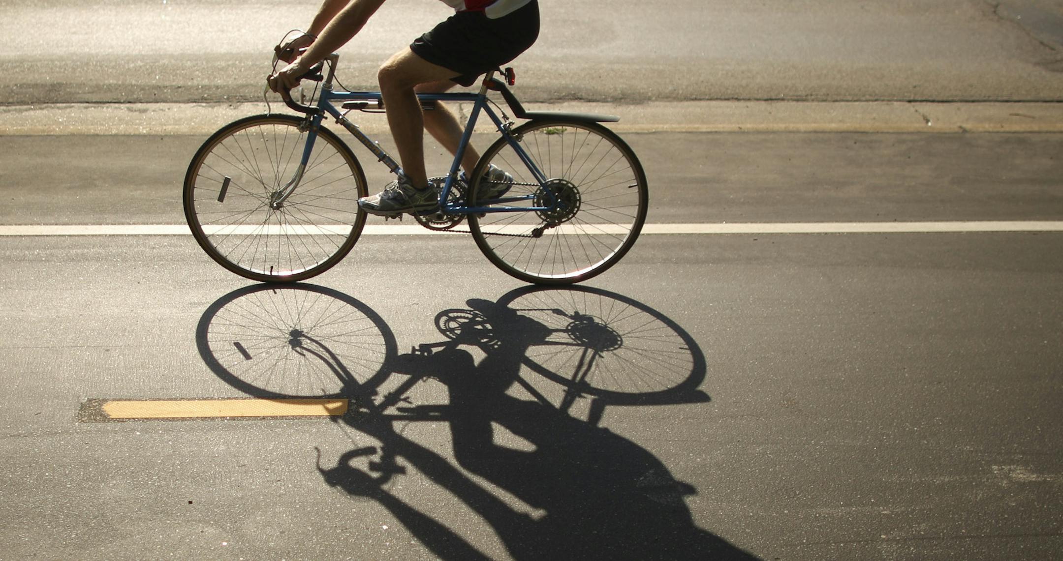A new type of cycling lane may be coming to Minneapolis if the local bike lobby gets its way on Minnehaha and Washington avenues. They're lobbying for a cycle track, or physically separated two-way pairs of lanes, similar to what is found along Hennepin Ave. across from the Walker Art Center. A cyclist used the two-way bike lane alongside Hennepin Ave. Tuesday afternoon, July 16, 2011. ] JEFF WHEELER ï jeff.wheeler@startribune.com ORG XMIT: MIN1307161839081219 ORG XMIT: MIN1311221409531541