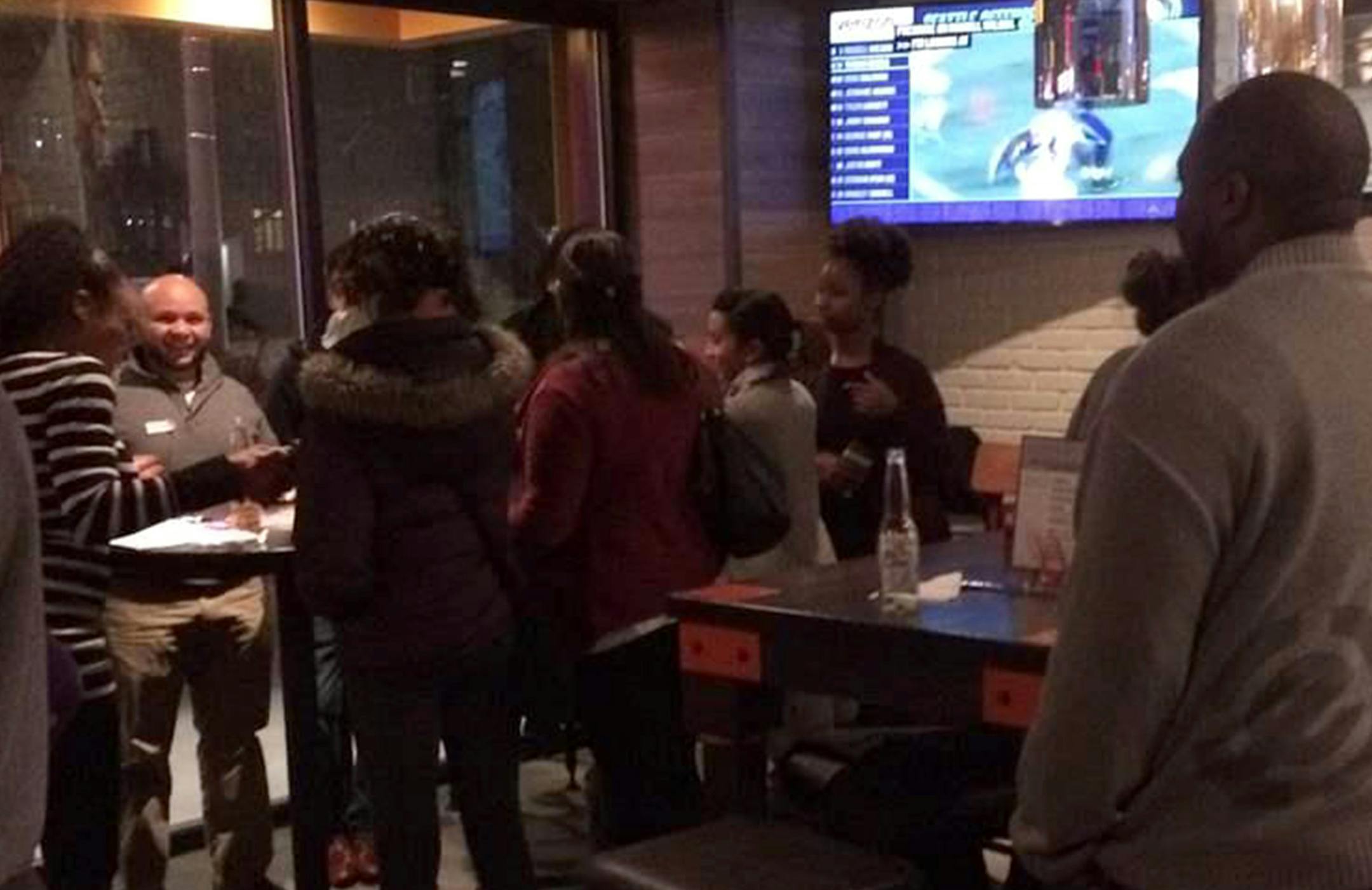 A social gathering for people in their 20s and 30s in Silver Spring, Maryland. The share of people ages 20 to 34 who have never married has risen in every state since 2000. (Pew Charitable Trusts/TNS) ORG XMIT: 1195277