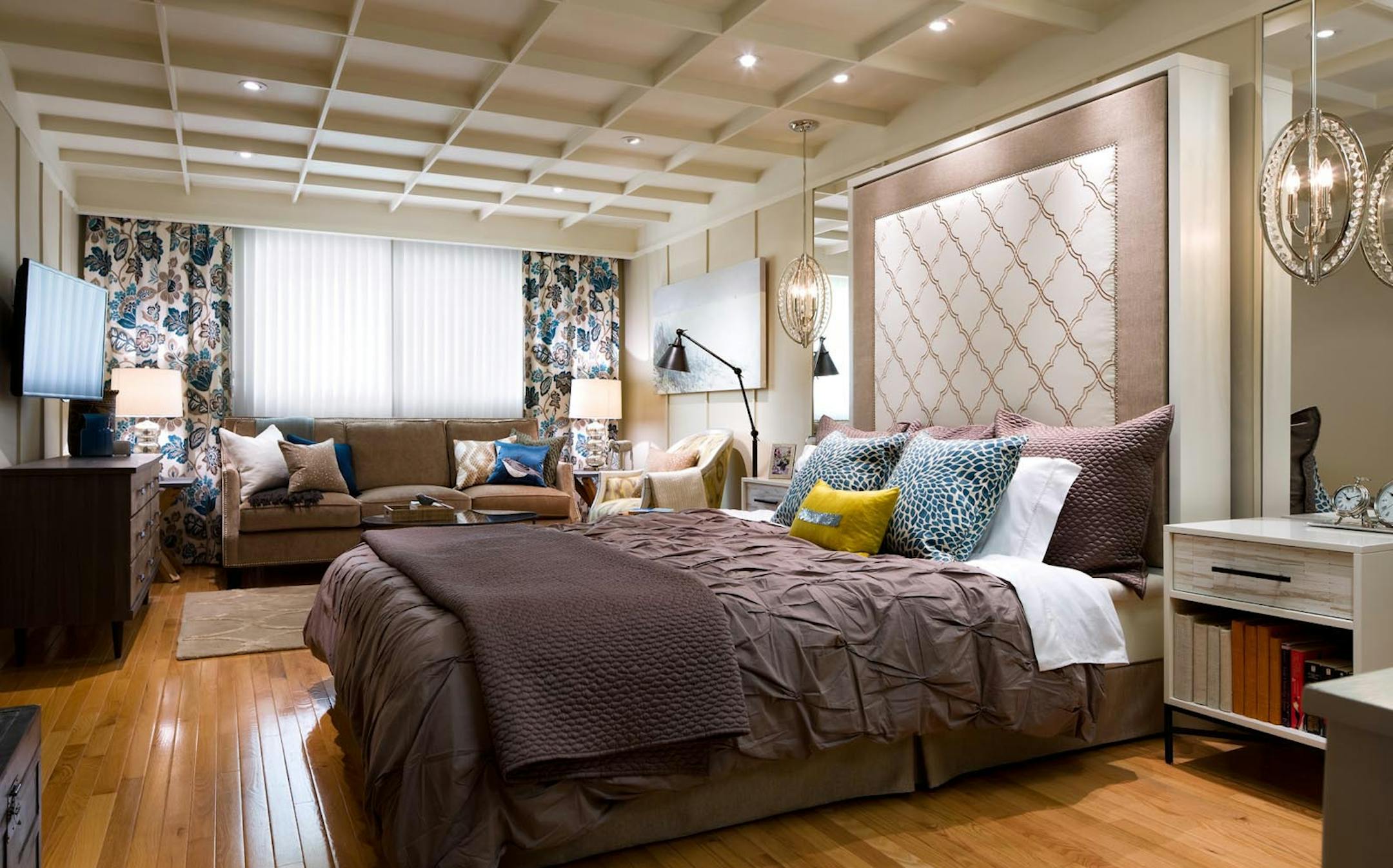 SH13J120CANDICETELLSALL Oct. 14, 2013 -- Genny and Steve love their busy family life, but when things get a bit too hectic in the rest of the house, they can now retreat to their bedroom sanctuary. (SHNS photo courtesy HGTV) (Newscom TagID: shnsphotos147988.jpg) [Photo via Newscom]