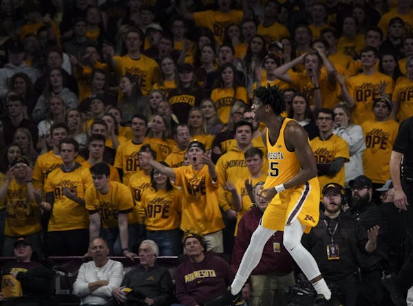 Minnesota Gophers center Daniel Oturu (25) reacted after he fouled out in the second half.