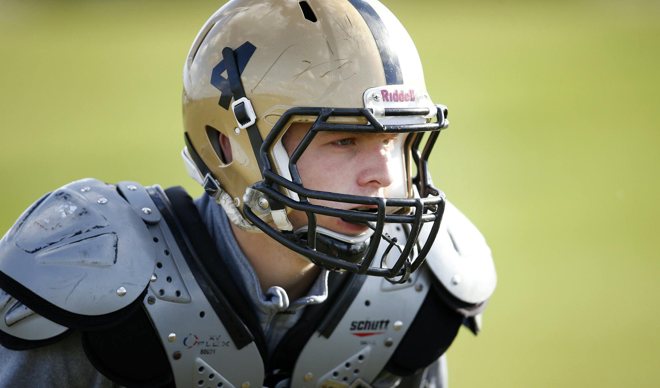 East Ridge High School Sam Cobbs (4) during practice on Tuesday. ] CARLOS GONZALEZ cgonzalez@startribune.com - October 7, 2014 , Woodbury, MN, East Ridge High School, Prep Football, defense shots. focus on Sam Cobbs, #4; JoJo Garcia #92