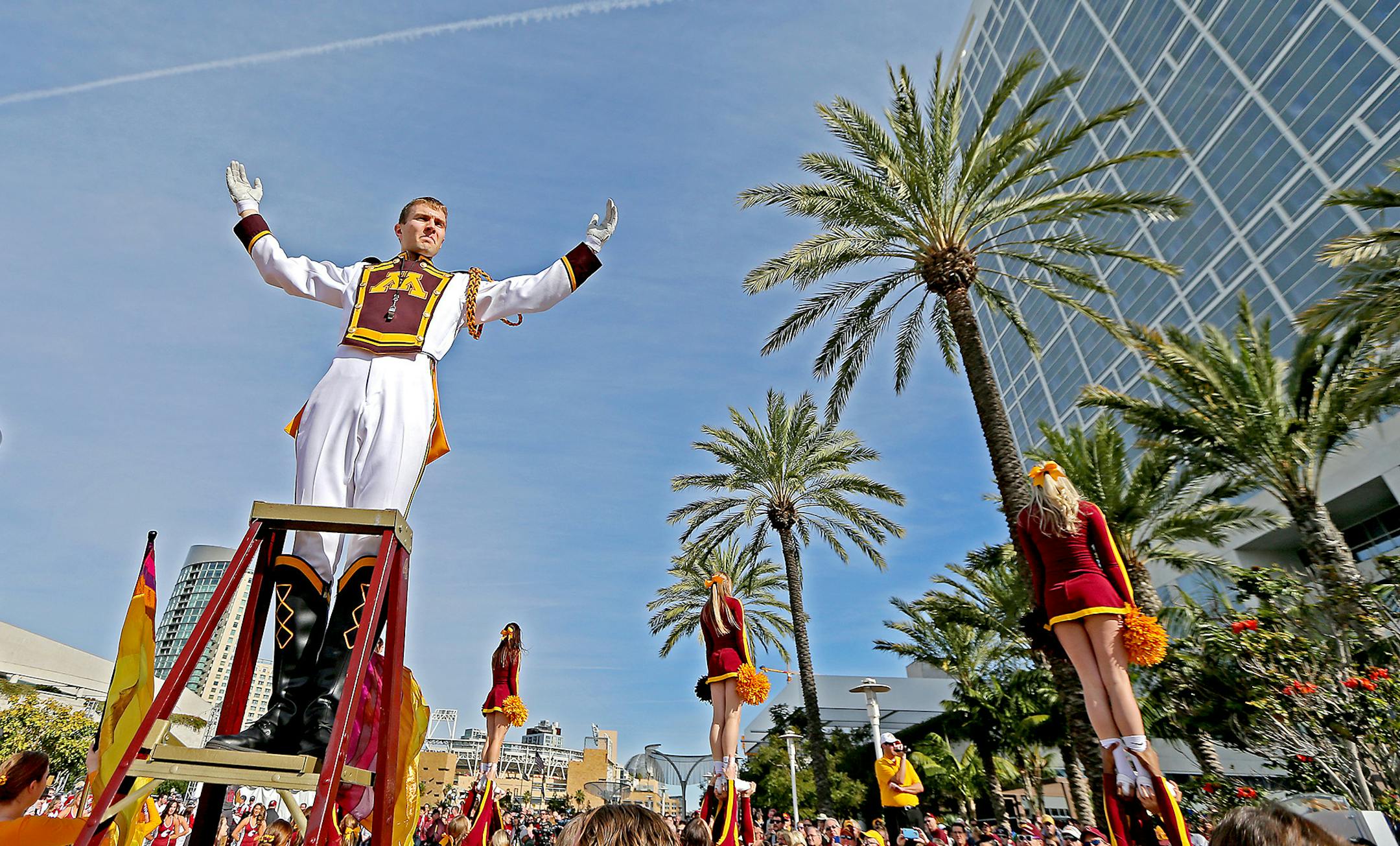 Minnesota Marching band drum major Robert Rudin and the Minnesota cheerleaders led the band beneath palm trees during a battle of the bands event at the team hotel Monday, December 26, 2016 in San Diego, CA. ] (ELIZABETH FLORES/STAR TRIBUNE) ELIZABETH FLORES &#x2022; eflores@startribune.com