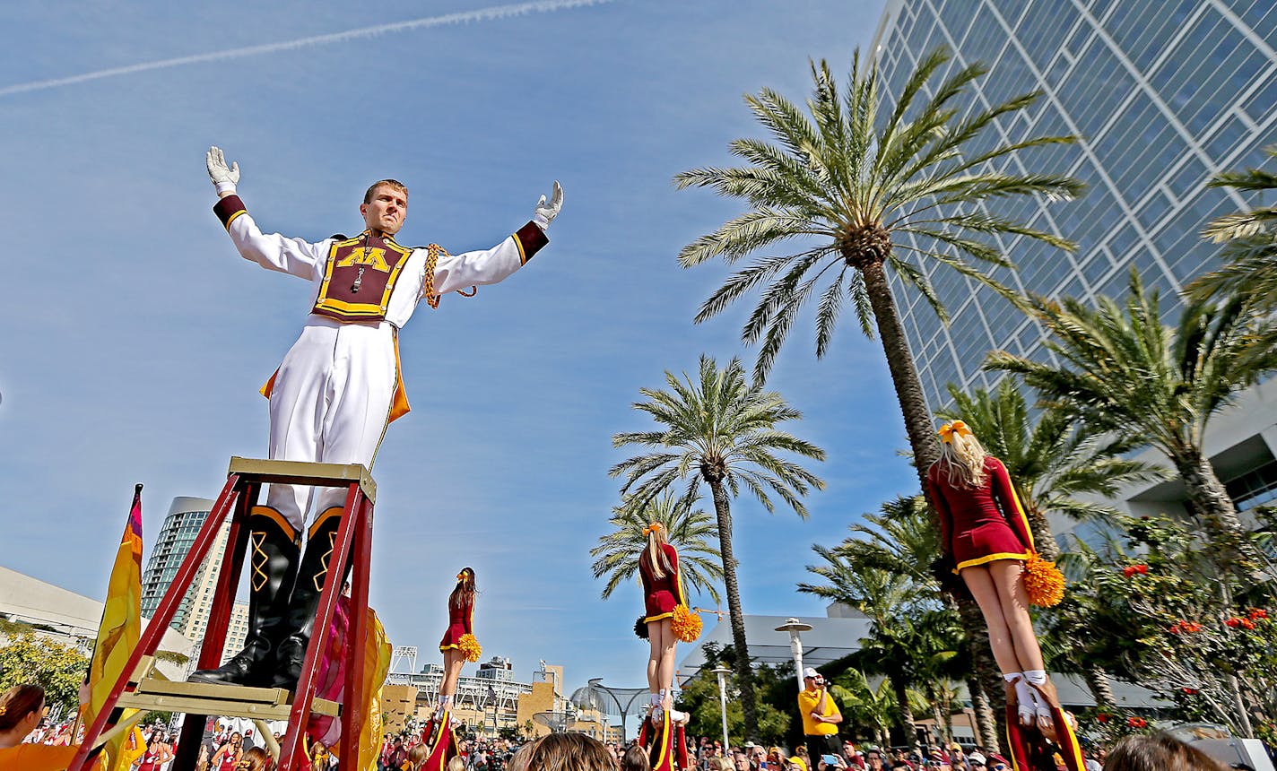 Minnesota Marching band drum major Robert Rudin and the Minnesota cheerleaders led the band beneath palm trees during a battle of the bands event at the team hotel Monday, December 26, 2016 in San Diego, CA. ] (ELIZABETH FLORES/STAR TRIBUNE) ELIZABETH FLORES &#x2022; eflores@startribune.com