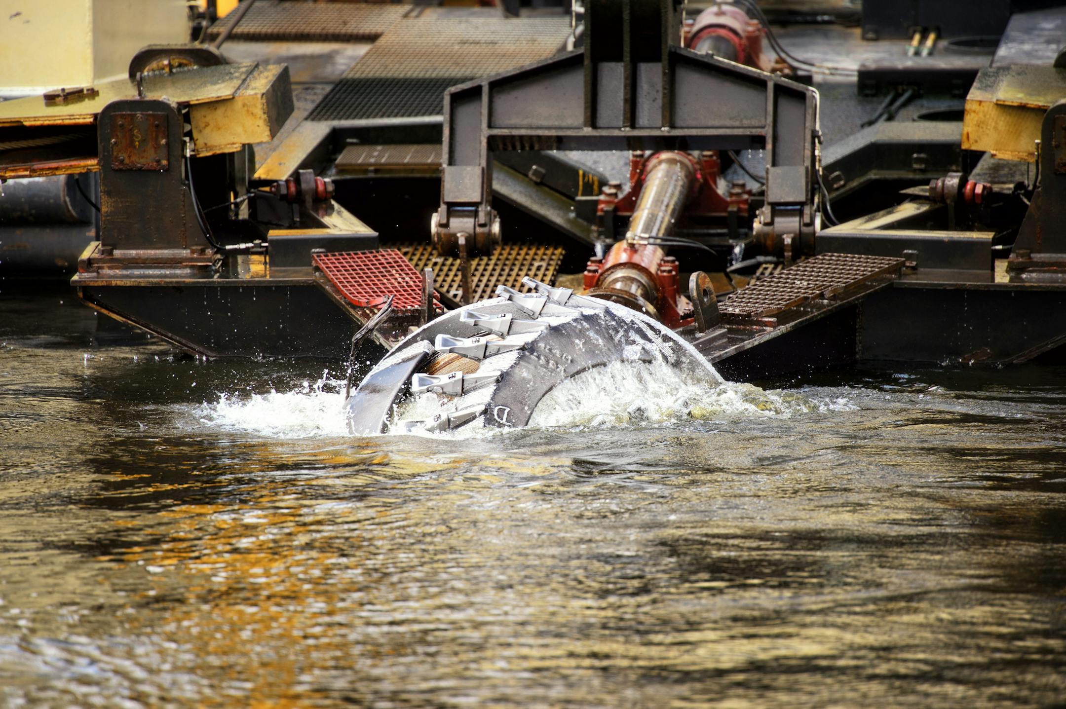 The cutter head of this dredge cuts a 200 foot swath into the navigation channel, insuring a 12-foot deep channel. The sand is dumped on the edge of the channel and will be removed later after safe navigation is restored. Barge and towboat traffic on the Upper Mississippi River is at a standstill after the navigation channel -- through which about half of the nation's grain exports pass -- became clogged with sediment from floodwaters this year, the same floodwaters that delayed the start of the