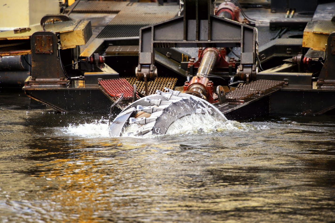 The cutter head of this dredge cuts a 200 foot swath into the navigation channel, insuring a 12-foot deep channel. The sand is dumped on the edge of the channel and will be removed later after safe navigation is restored. Barge and towboat traffic on the Upper Mississippi River is at a standstill after the navigation channel -- through which about half of the nation's grain exports pass -- became clogged with sediment from floodwaters this year, the same floodwaters that delayed the start of the