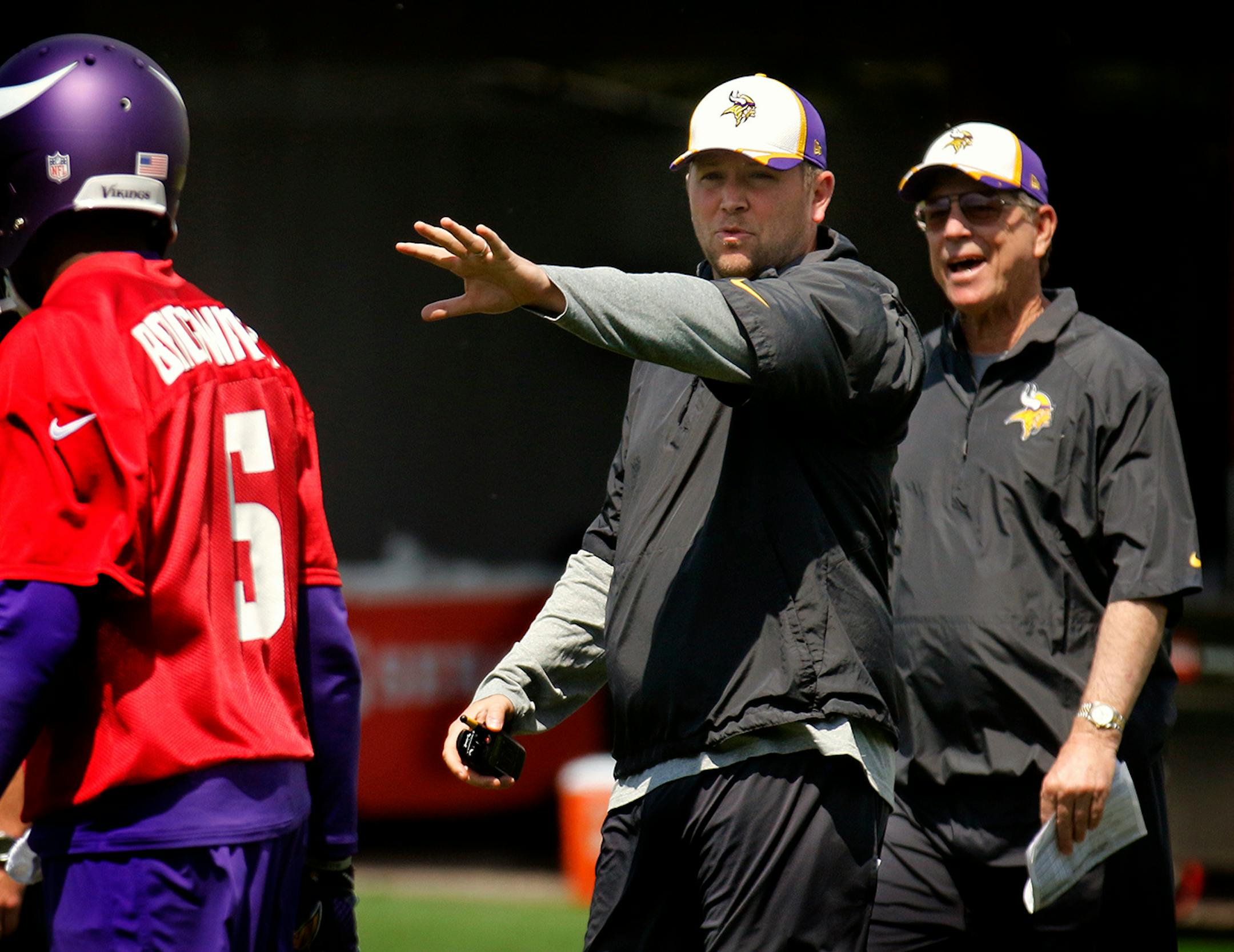 Vikings quarterback coach Scott Turner with father Norv Turner, ffensive coordinator, work with rookie QB Teddy Bridgewater.