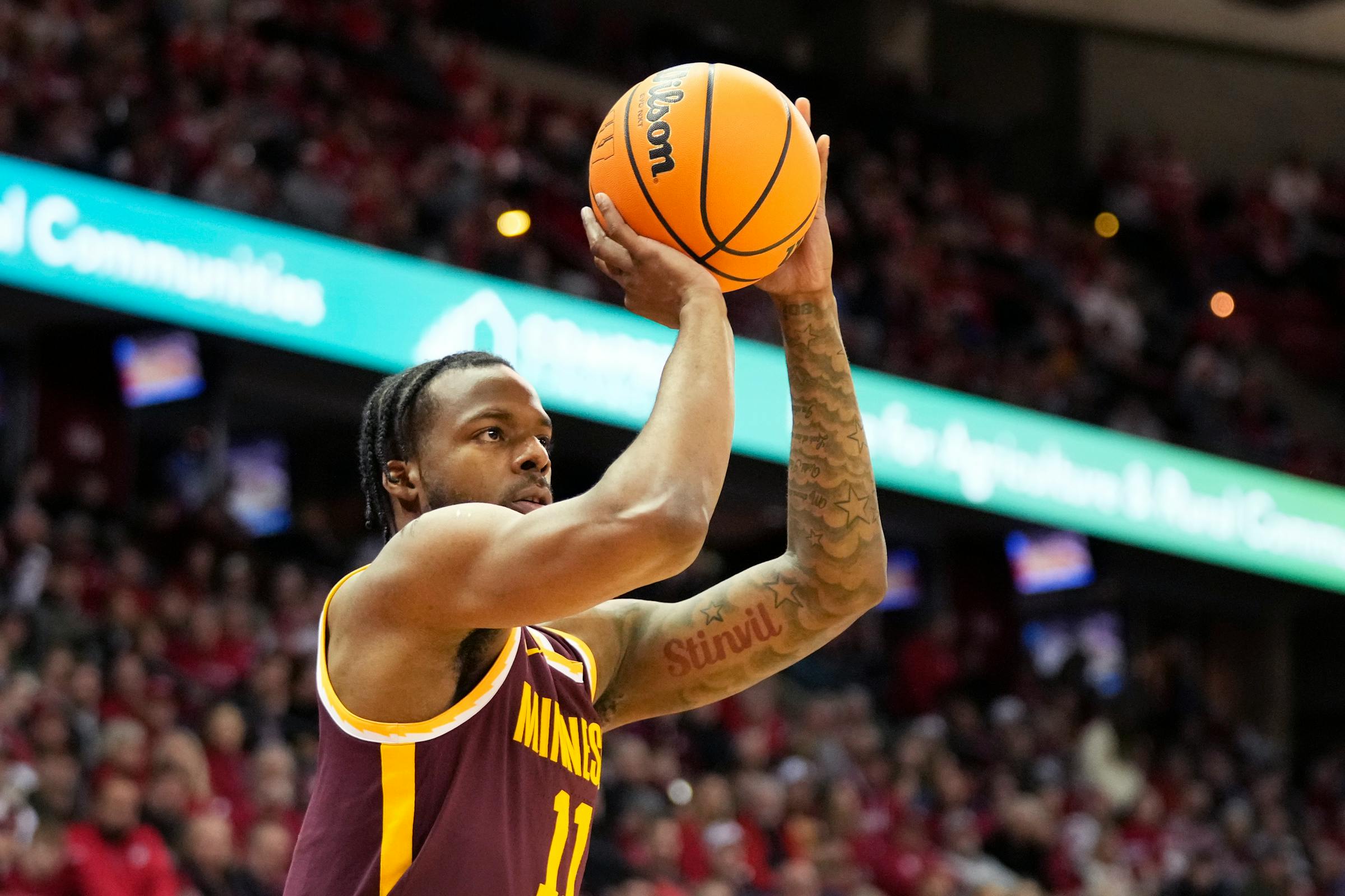 Gophers men’s basketball shocks Iowa 72-67 to pick up second Big Ten win