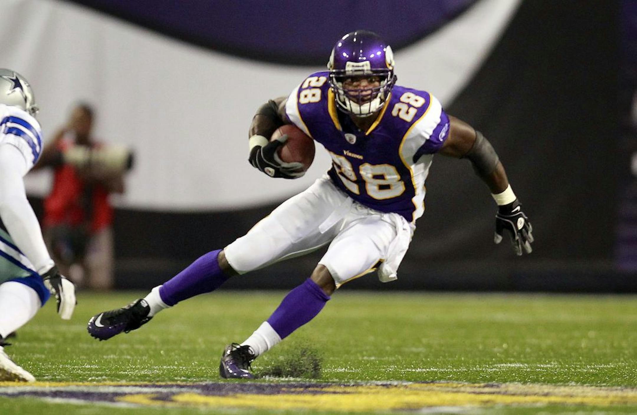 Minnesota Vikings running back Adrian Peterson cuts back during a run in the first quarter against the Dallas Cowboys at Mall of America Field, The Metrodome, in Minneapolis, Minnesota, Saturday, August 27, 2011.