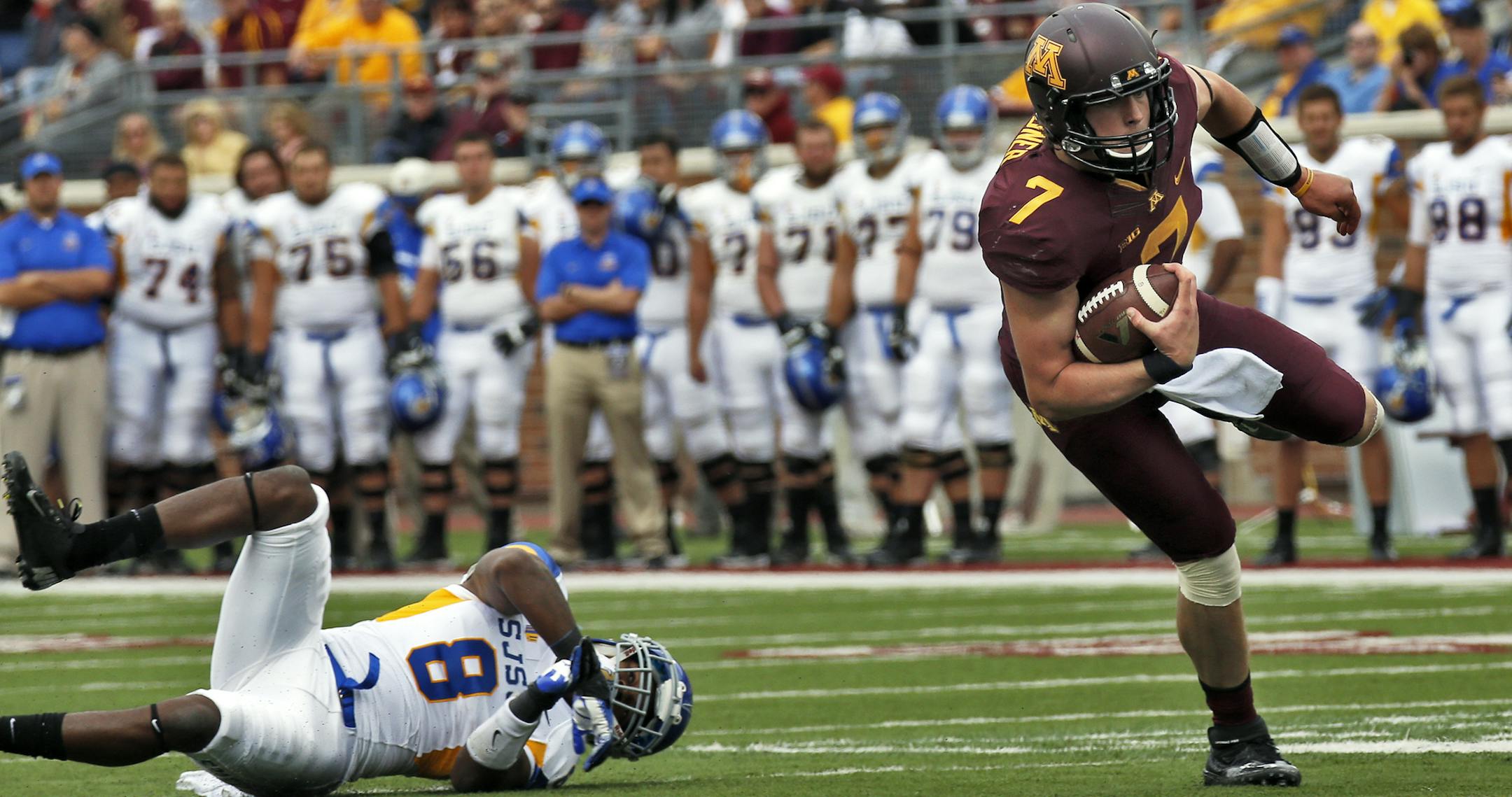 Minnesota Gophers vs. San Jose State football. Minnesota quarter amitch Leidner left San Jose State tacklers behind as he rambled for a first half touchdown. (MARLIN LEVISON/STARTRIBUNE(mlevison@startribune.com)
