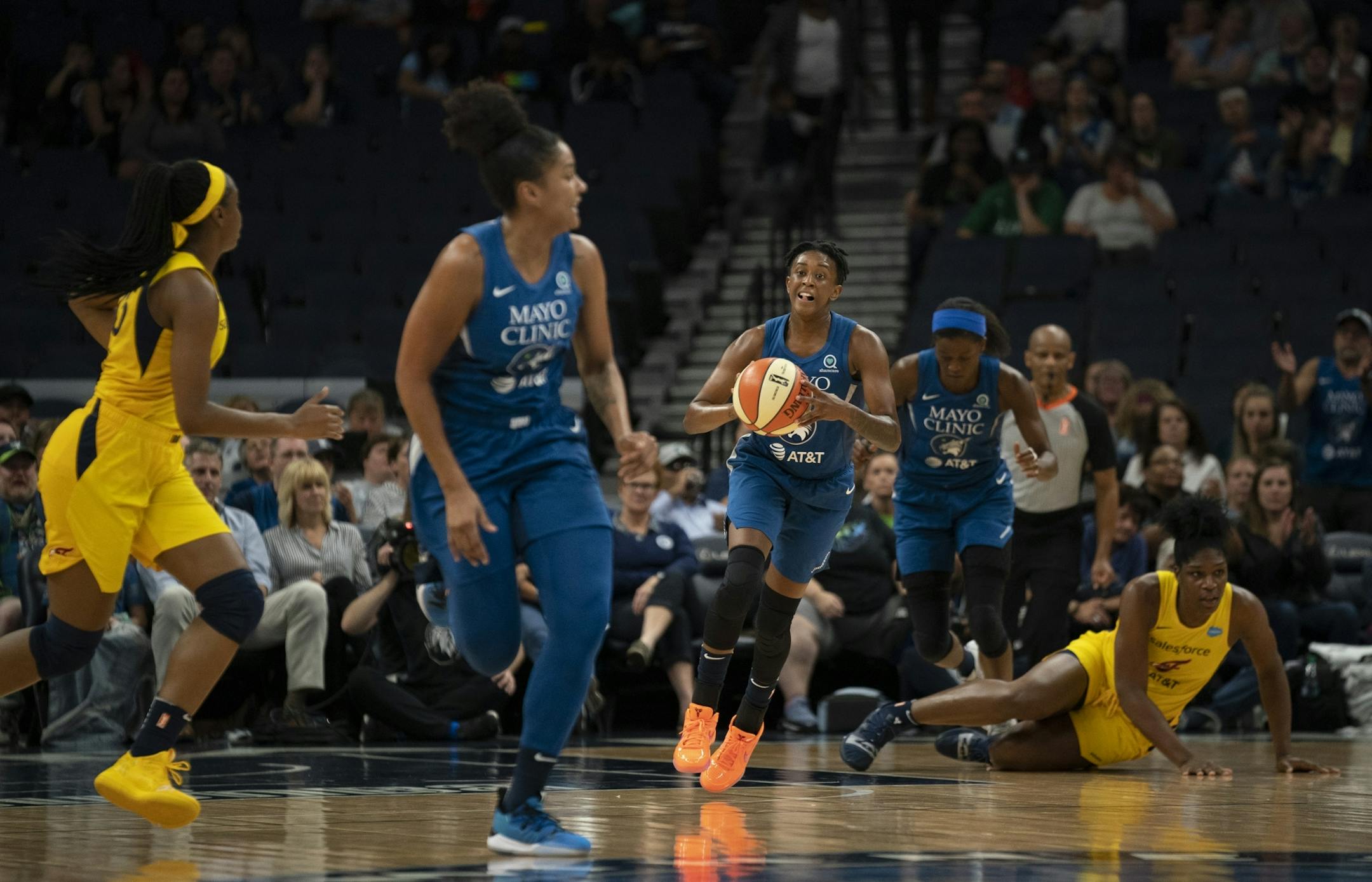 Lynx guard Danielle Robinson prepared to pass to teammate Damiris Dantas during the second quarter against the Indiana Fever on Sunday.