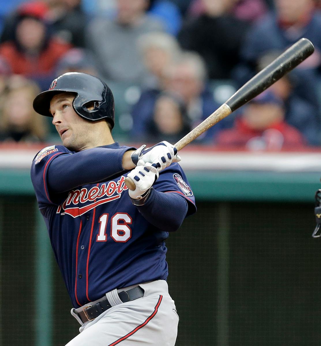 Left fielder Josh Willingham has a small broken bone in his left wrist, but the Twins hope their cleanup hitter can return in another week or so.