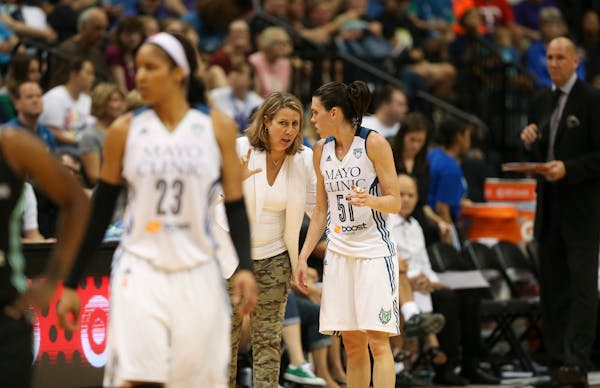 Lynx coach Cheryl Reeve spoke with guard Anna Cruz (51) as the team came out of a fourth-quarter timeout Sunday night during a 75-71 loss to the New Y