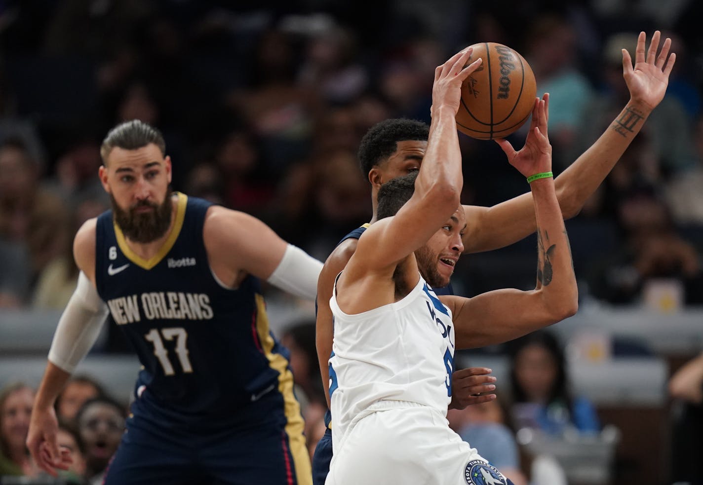 Minnesota Timberwolves forward Kyle Anderson (5) drives on offense in Minneapolis, Minn., on Sunday, April 9, 2023. Minnesota Timberwolves take on the New Orleans Pelicans at Target Center in last game of regular season.] RICHARD TSONG-TAATARII • richard.tsong-taatarii @startribune.com