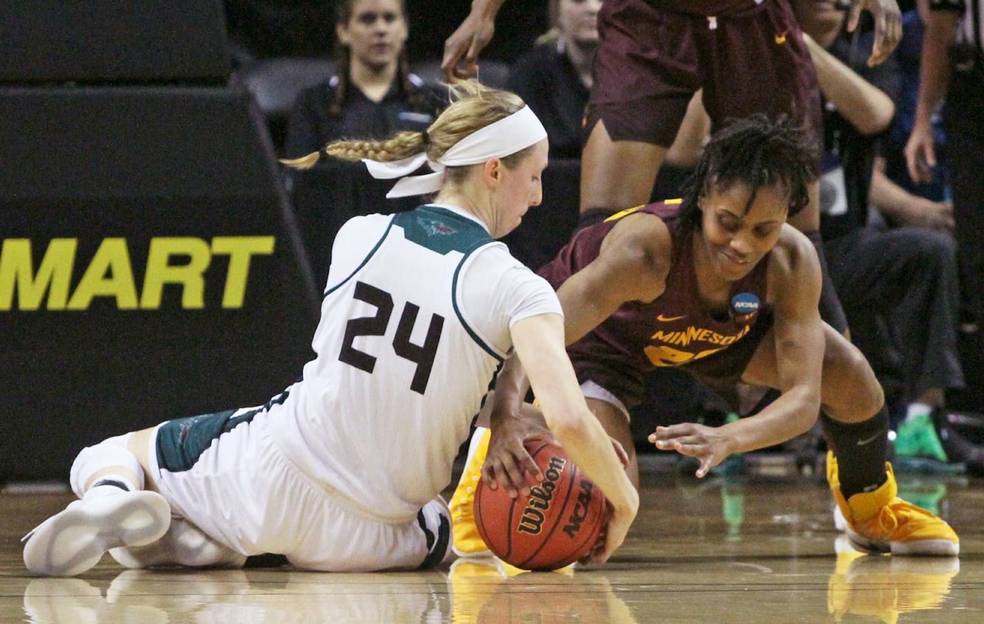 Eugene,OR - March 16, 2018 The Minnesota Gophers' kenisha Bell ties up Green Bay's Allie LeClaire for a held ball during the Gophers' 89-77 win over the Green Bay Phoenix ] Rick Morgan &#xef; Special to Star Tribune Gophers vs. Wisconsin-Green Bay in the NCAA tournament