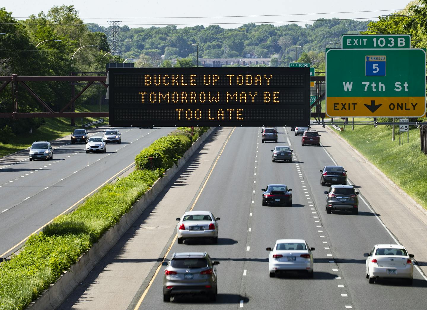 Cars travel southbound on I-35E in St. Paul as a billboard message is seen near the exit for W 7th Street. ] LEILA NAVIDI • leila.navidi@startribune.com BACKGROUND INFORMATION: MnDOT uses electronic billboards on "Message Monday" on Memorial Day Monday, May 28, 2018 to post messages to remind drivers to be on their best behavior.