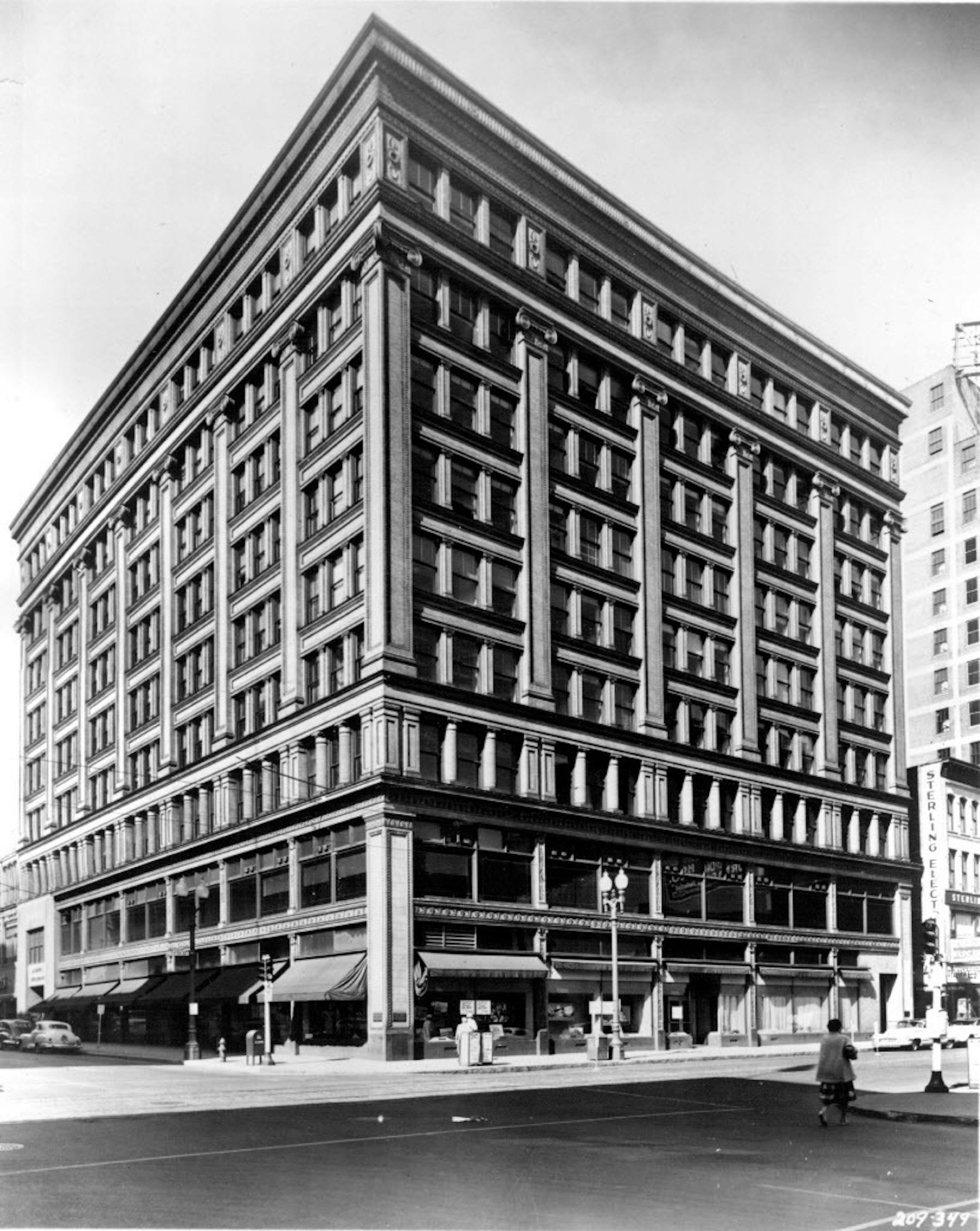 The straightforward industrial aesthetic of buildings like the Bank of Minneapolis was eclipsed by facades of brick and stone, like the Andrus Building (now Renaissance Square) at 5th and Nicollet, completed in 1899.