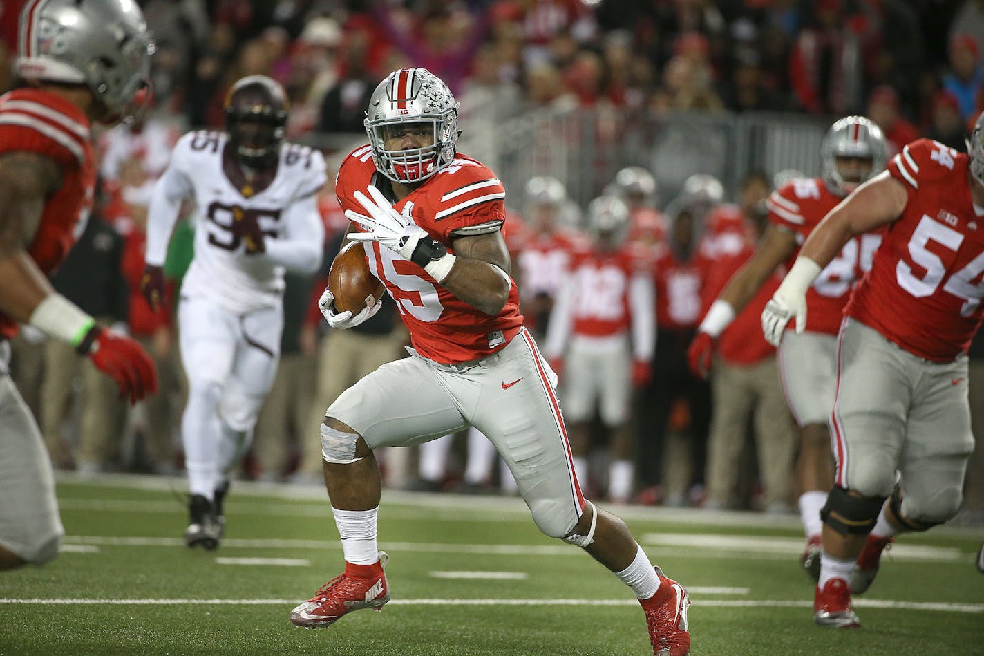 Ohio State's running back Ezekiel Elliott looked to the end zone as he carried for a touchdown in the second quarter.