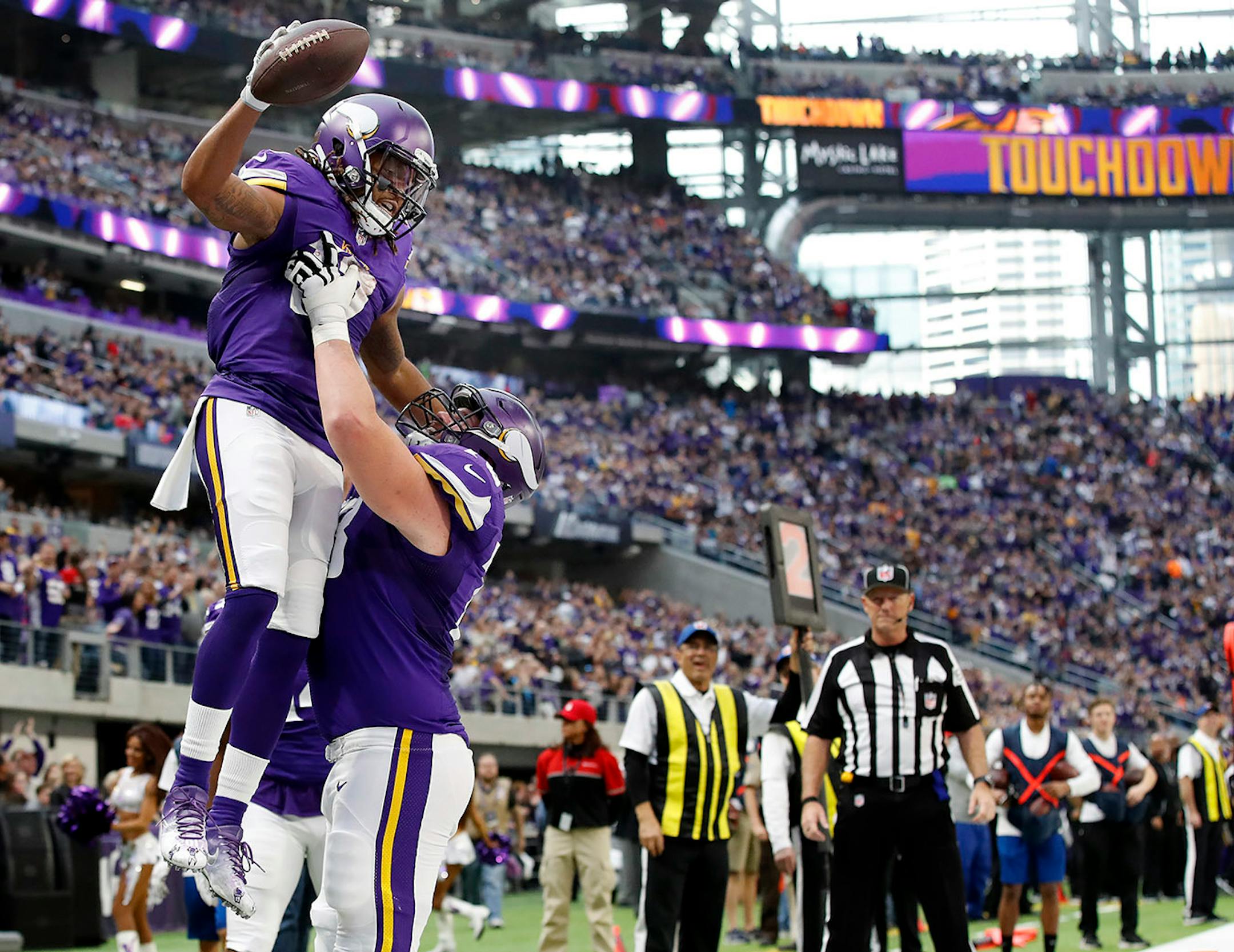 Jarius Wright (17) celebrated with Jeremiah Sirles (78) after catching a 1-yard touchdown pass in the second quarter.