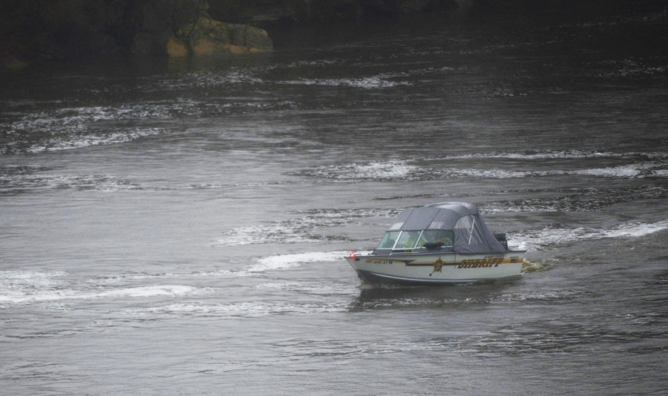 Authorities continue to search for a car that went into the Mississippi River on Sunday near west bank. ] (AMANDA SNYDER/ Special to the Star Tribune)
