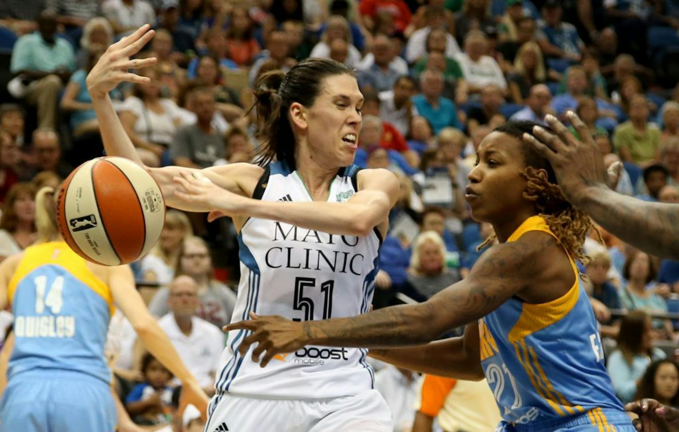 Lynx Anna Cruz got fouled by Chicago's Jamierra Faulkner during the second half.