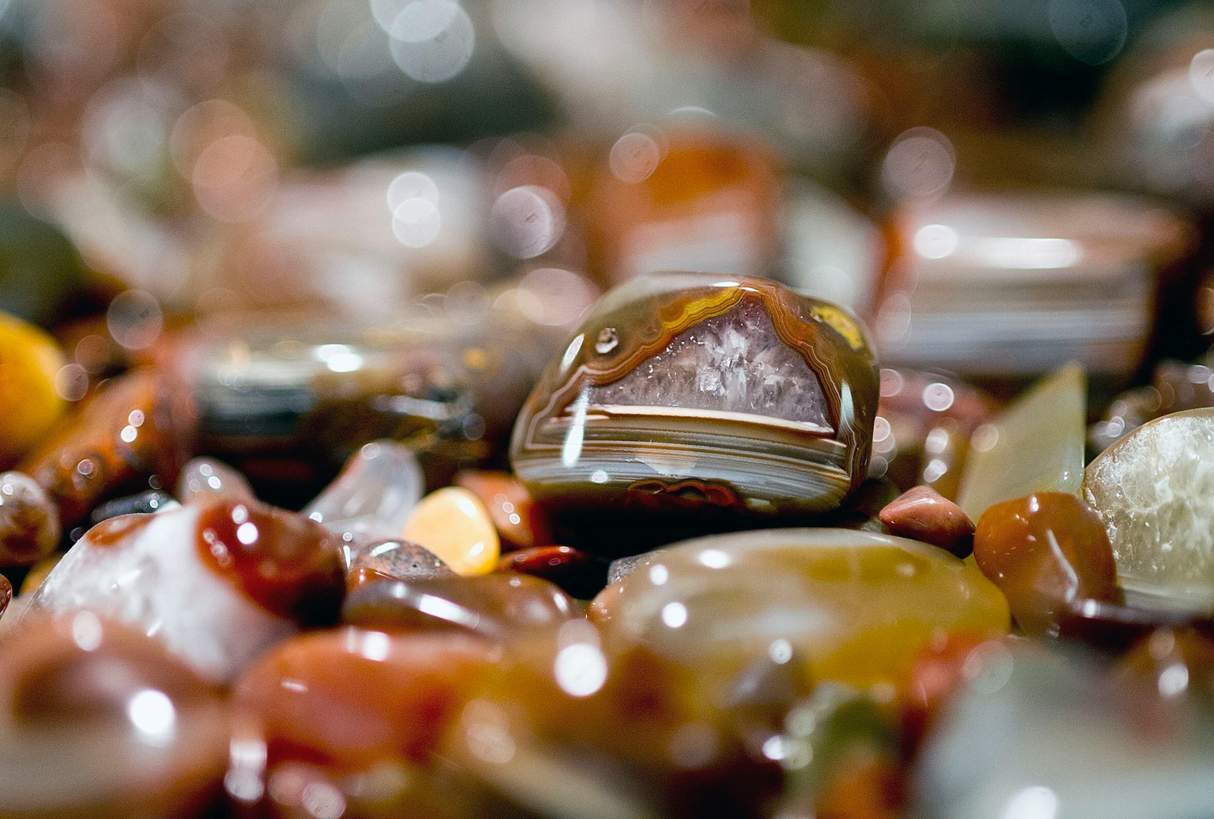 Unleash the rockhounds. It’s the season to hunt the Lake Superior shore for colorful agates