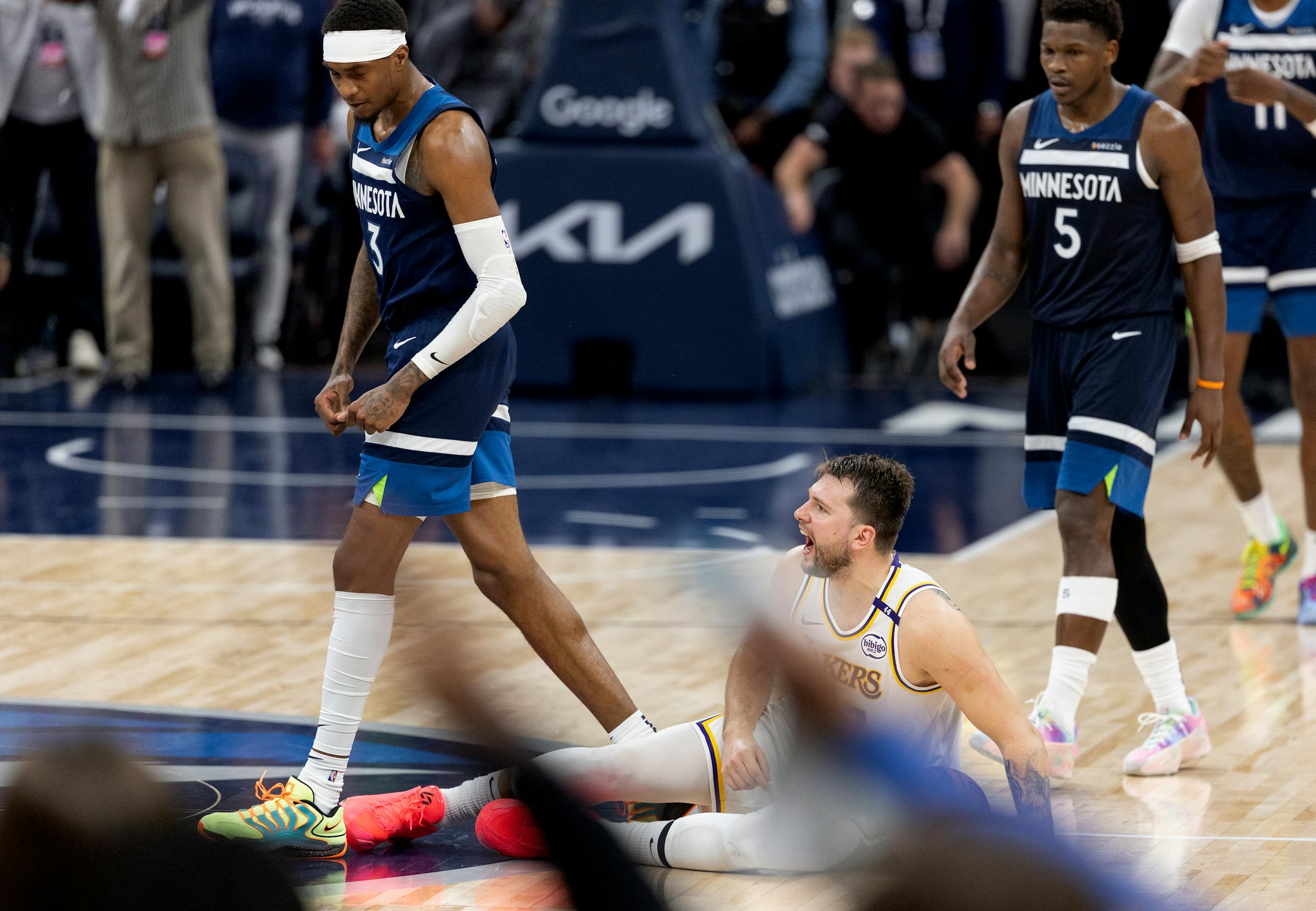 Referees got it wrong late in Wolves-Lakers Game 4, costing Los Angeles a ...