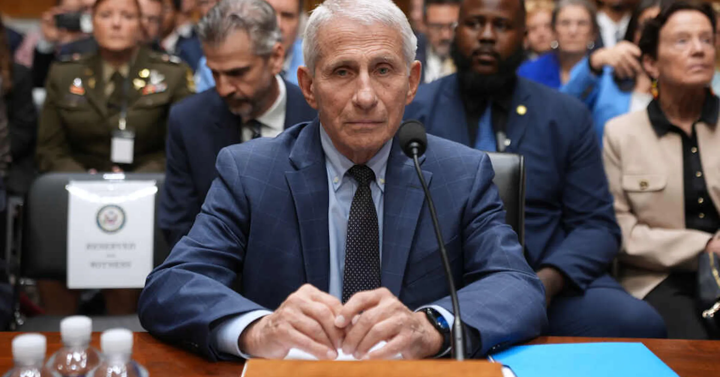 Senatsausschuss stimmt für Verurteilung von Fauci wegen Missachtung des ...