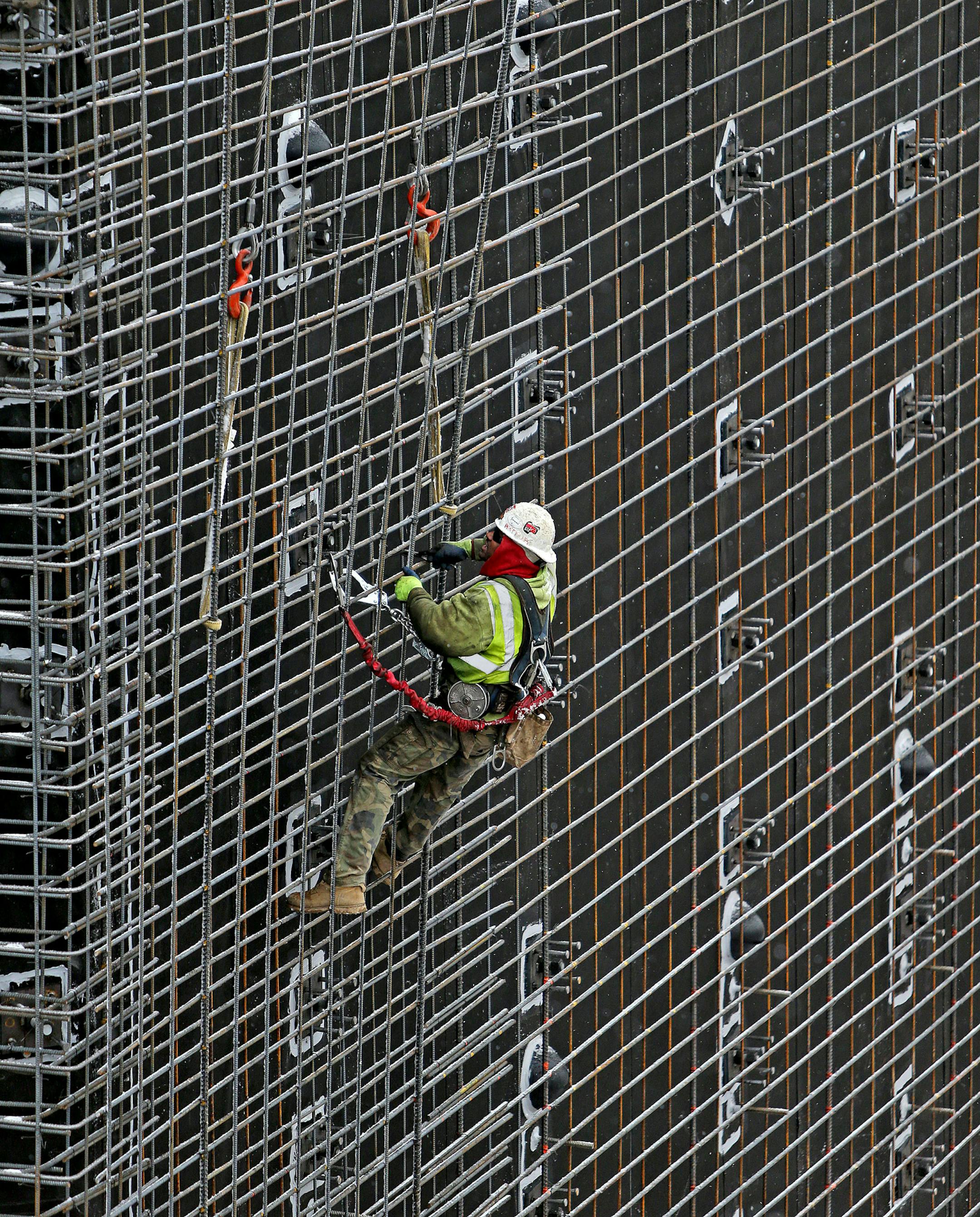 Despite the snow and cold, construction crew worked on the teardown-buildup of the new Multipurpose Stadium, Wednesday, April 16, 2014 in Minneapolis, MN. ] (ELIZABETH FLORES/STAR TRIBUNE) ELIZABETH FLORES • eflores@startribune.com