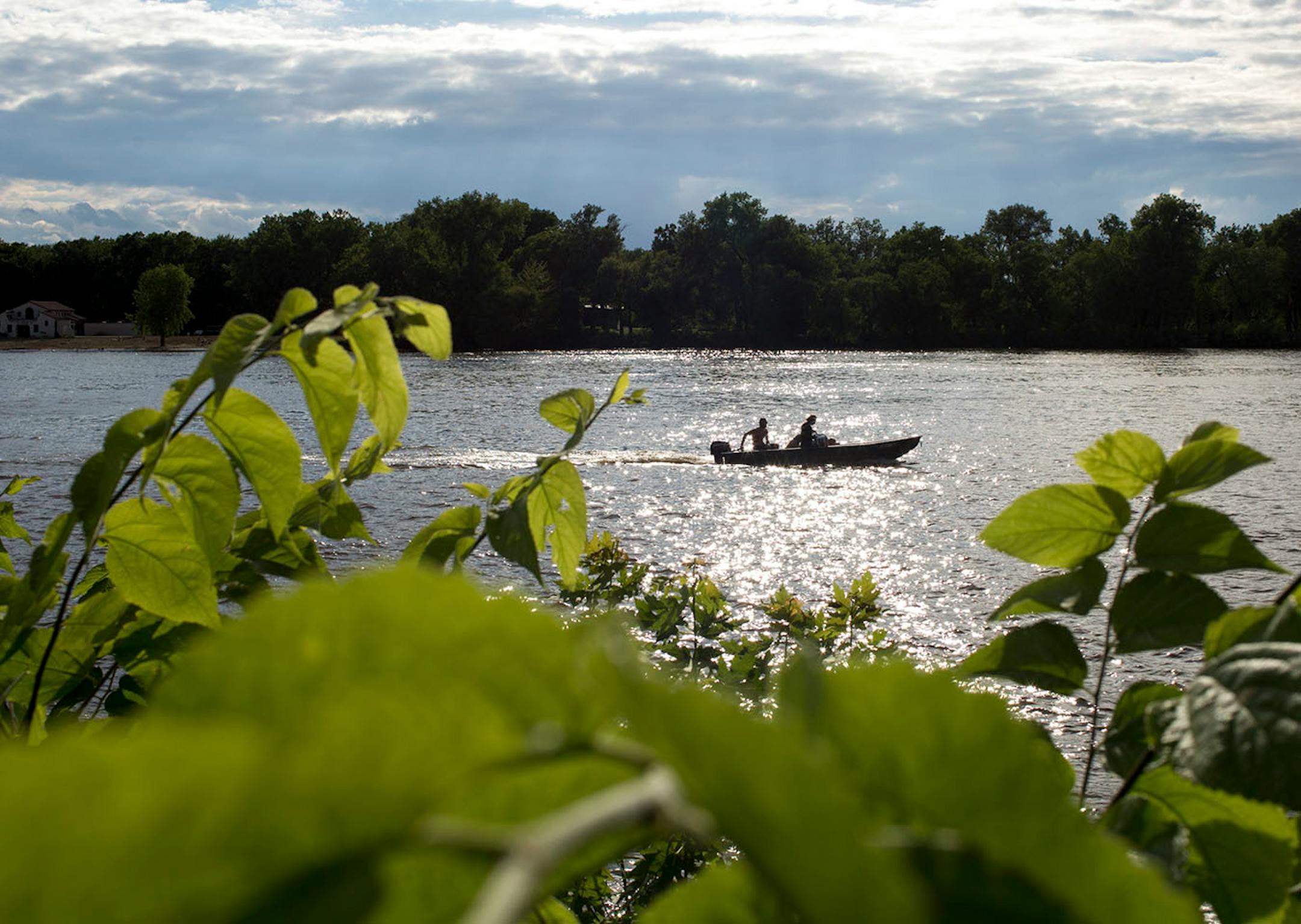 A boat floats along the Mississippi River in La Crosse. ] COURTNEY PEDROZA • courtney.pedroza@startribune.com June 22-24, 2017; Wisconsin restaurants, cafes, bars, bakeries and breweries; Dining along the Mississippi River.