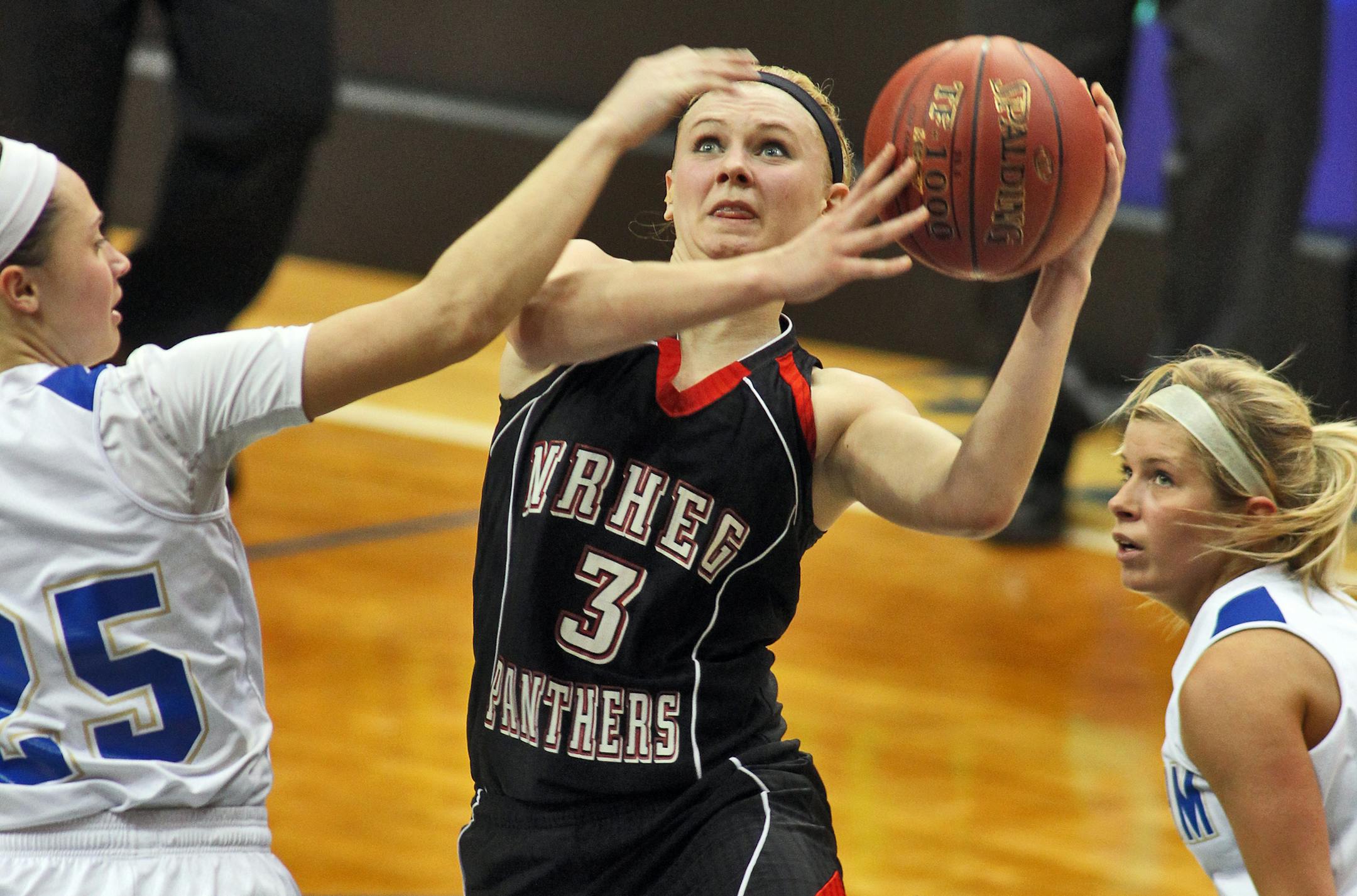 Class 2A Girls Basketball Tourney. Braham vs. New Richland-Hartland-Ellendale-Geneva (NRHEG). NRHEG's Carlie Wagner drove to the basket for two of her game-high 43 points. ](MARLIN LEVISON/STARTRIBUNE(mlevison@startribune.com (cq -program ) ORG XMIT: MIN2013020513461169