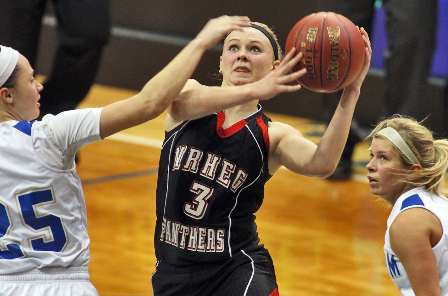 Class 2A Girls Basketball Tourney. Braham vs. New Richland-Hartland-Ellendale-Geneva (NRHEG). NRHEG's Carlie Wagner drove to the basket for two of her game-high 43 points. ](MARLIN LEVISON/STARTRIBUNE(mlevison@startribune.com (cq -program ) ORG XMIT: MIN2013020513461169