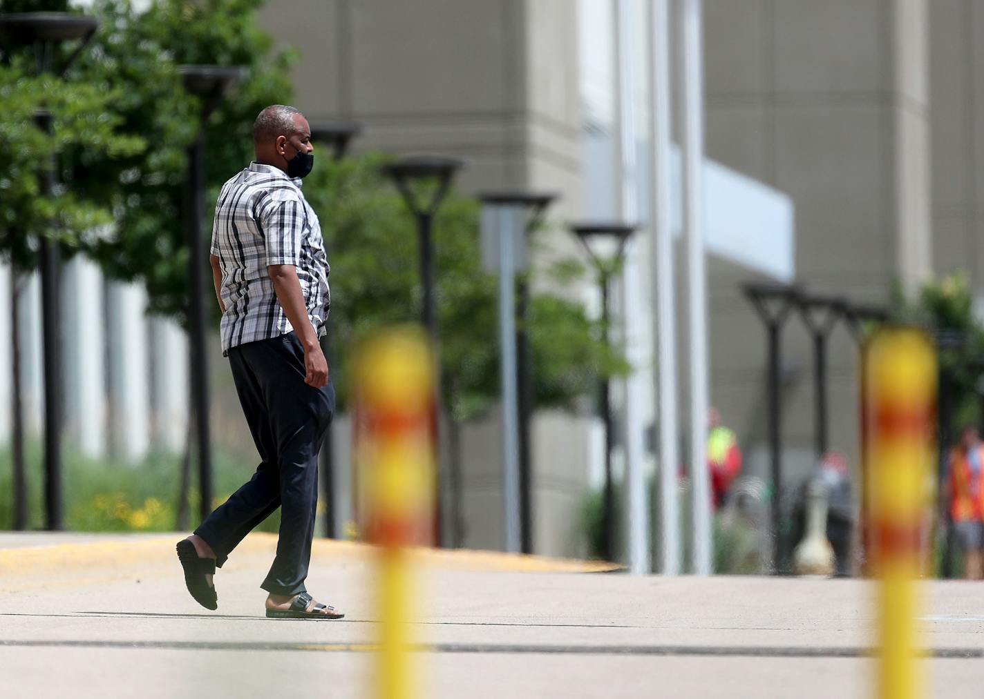 A worker is seen outside Amazon.com Inc.'s giant fulfillment center Tuesday in Shakopee, where at least 88 of its approximately 1,000 workers testing positive for the disease caused by the virus.] DAVID JOLES • david.joles@startribune.com Amazon.com Inc.'s giant fulfillment center in Shakopee has joined the ranks of Minnesota workplaces with a large number of employees sickened by coronavirus, with at least 88 of its approximately 1,000 workers testing positive for the disease caused by the viru