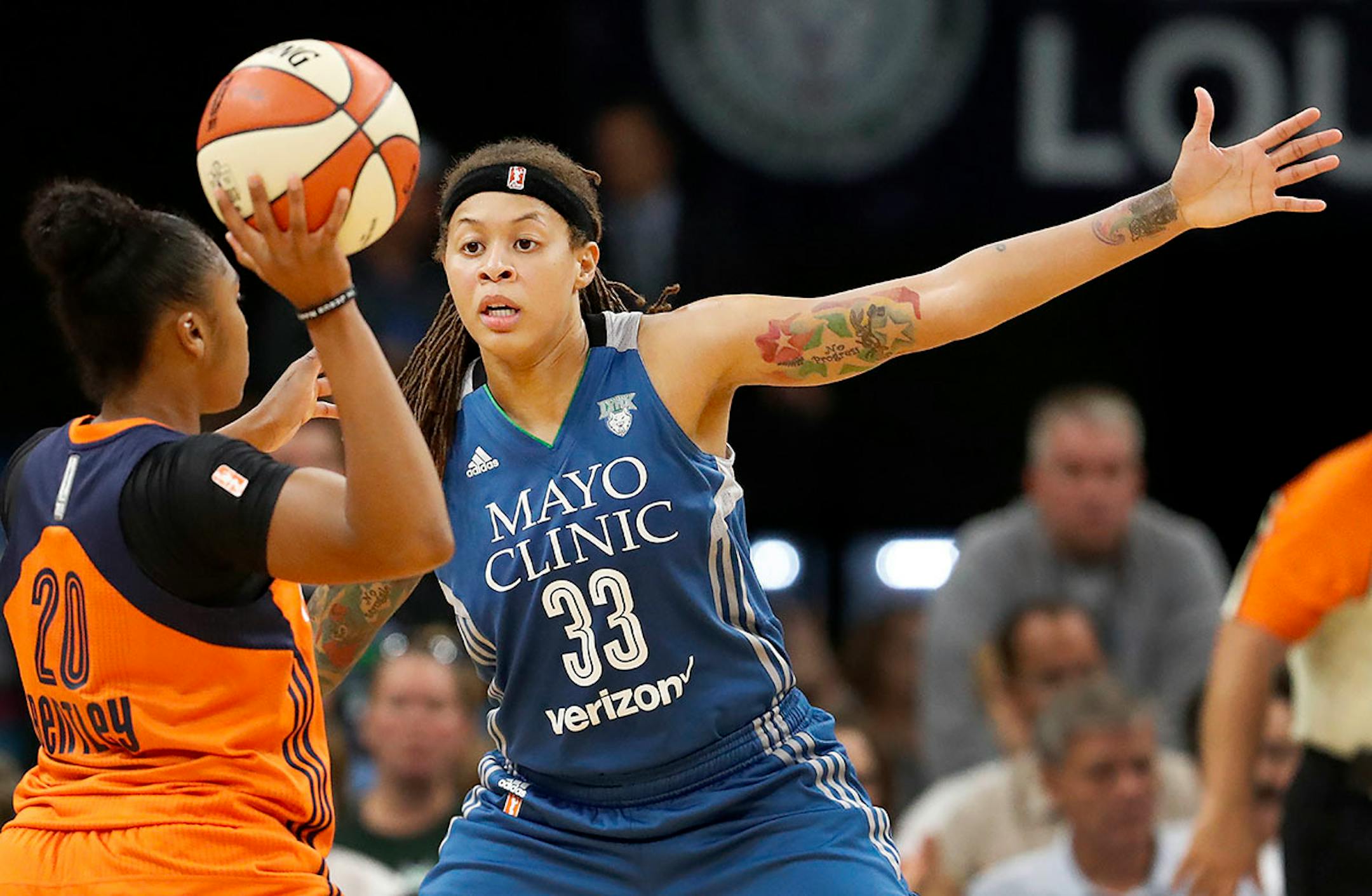 Seimone Augustus (33) defended Alex Bentley (20) in the third quarter.