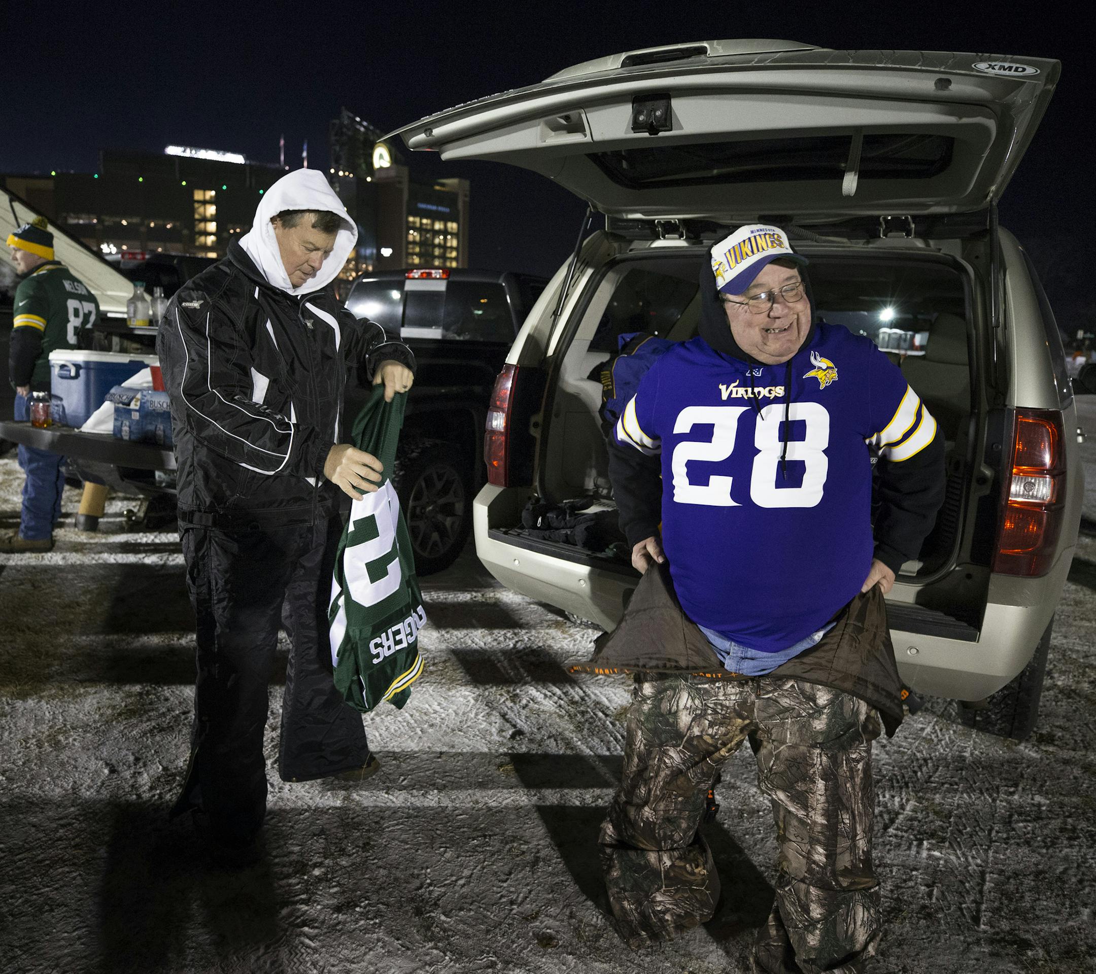 Vikings fan Gary Konkel right of Winona, MN and his son-in law Randy Beadles put on there cold weather gear in the parking lot at Lambeau Field before the Vikings and Packers 7:30 kickoff Saturday December 23, 2017 in Green Bay, WI.] JERRY HOLT ï jerry.holt@startribune.com
